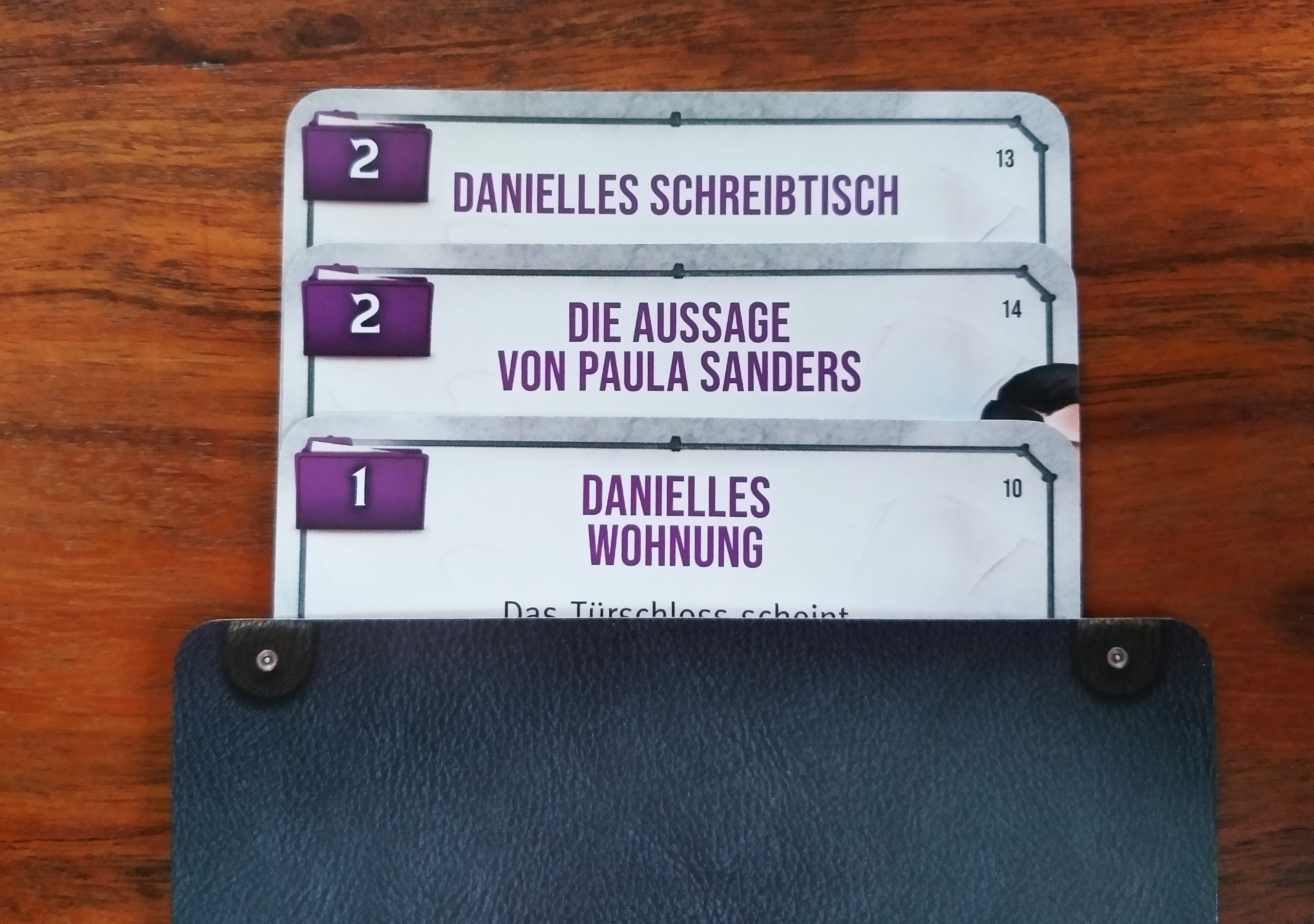 Meine Mitspielenden kennen nur den Titel. Wir müssen uns entscheiden, welche Spuren wir ungesehen ablegen.