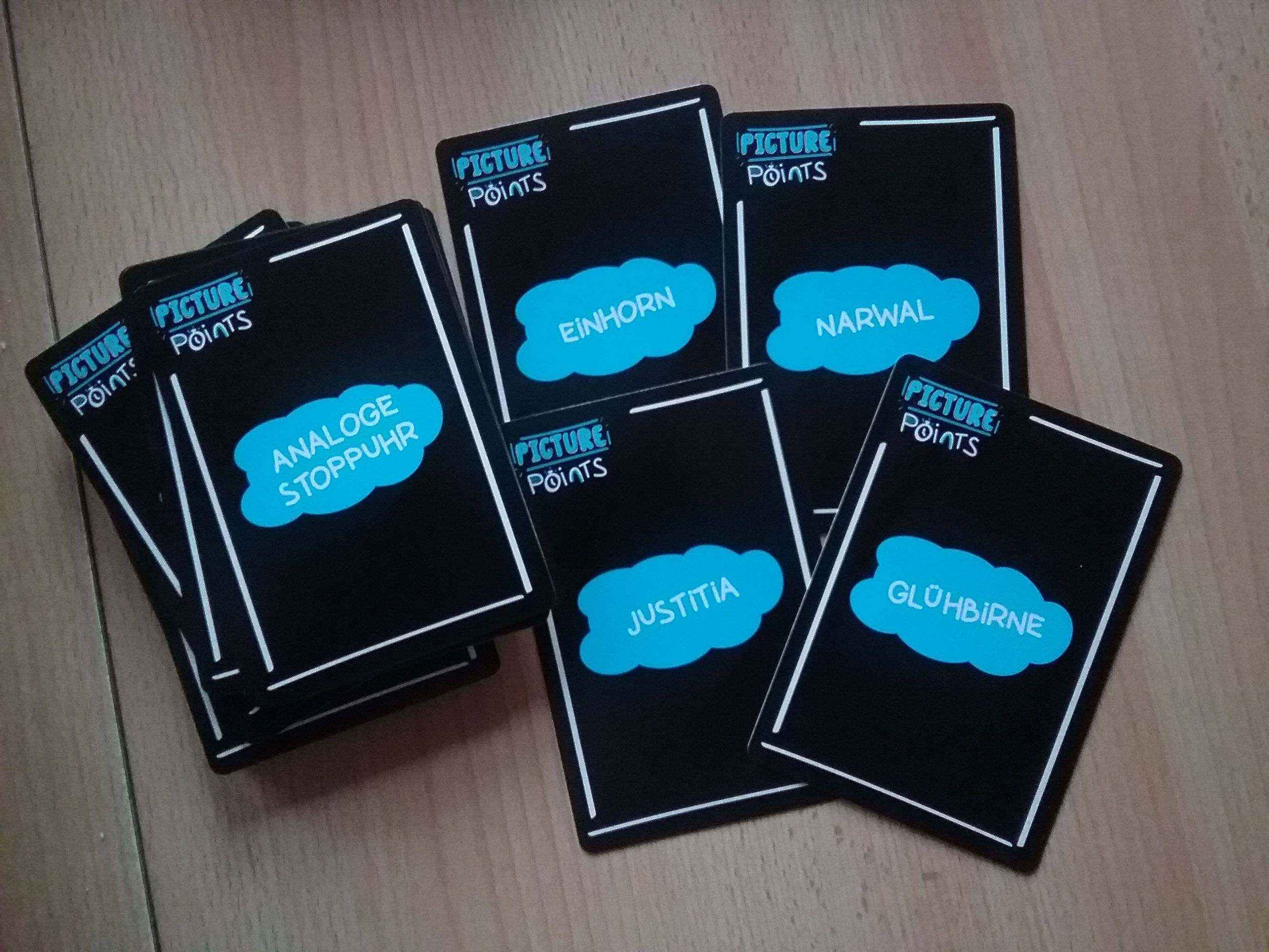 Einige Begriffkarten liegen auf dem Tisch.