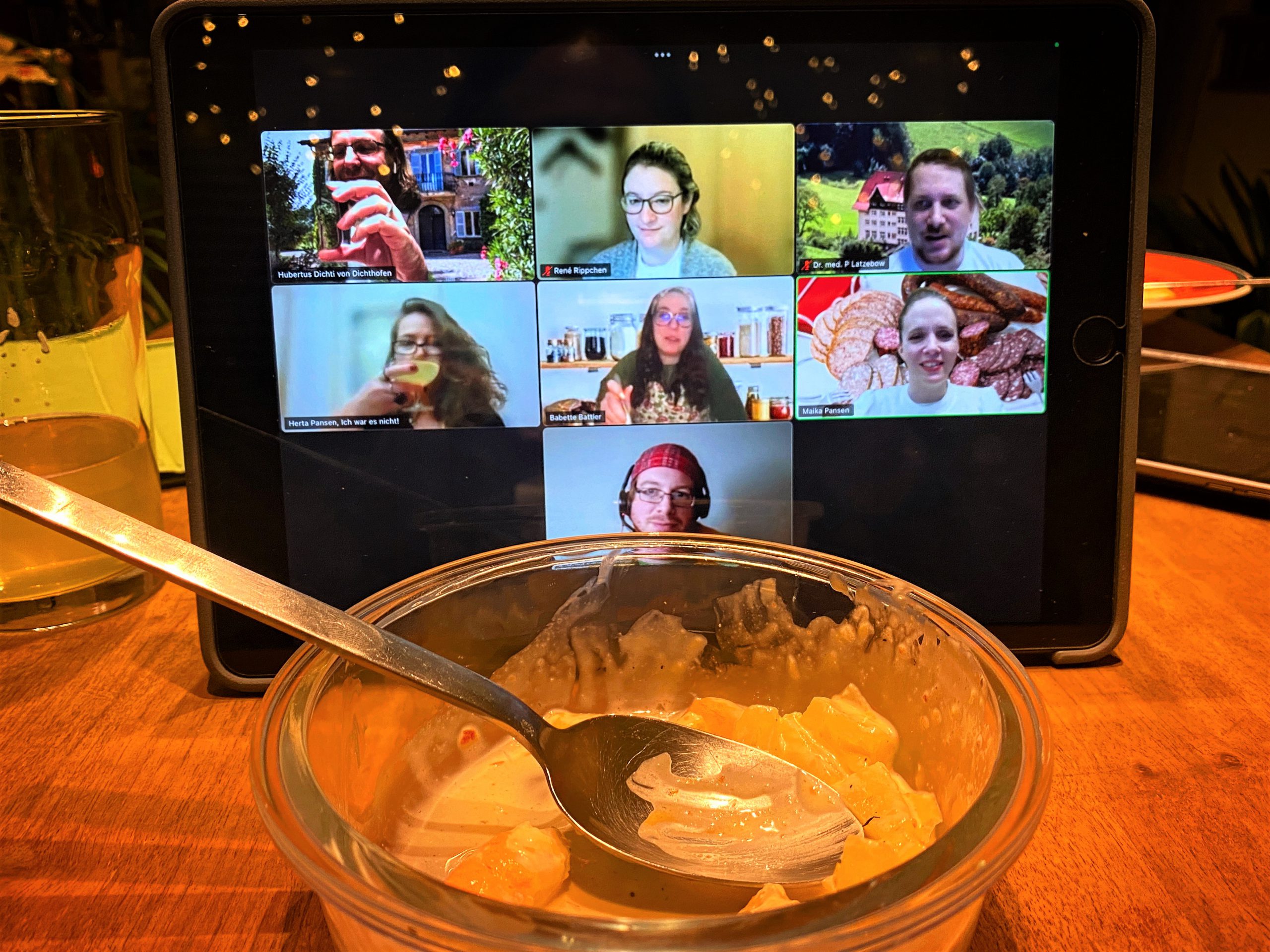 Eine leer gegessene Schale steht vor dem Ipad mit der Übersicht der Teilnehmenden