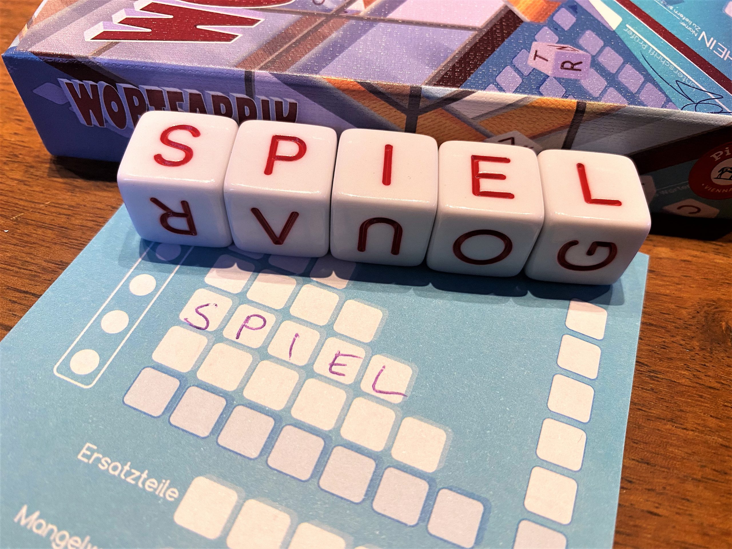 Die Buchstaben auf den Würfeln zeigen das Wort Spiel