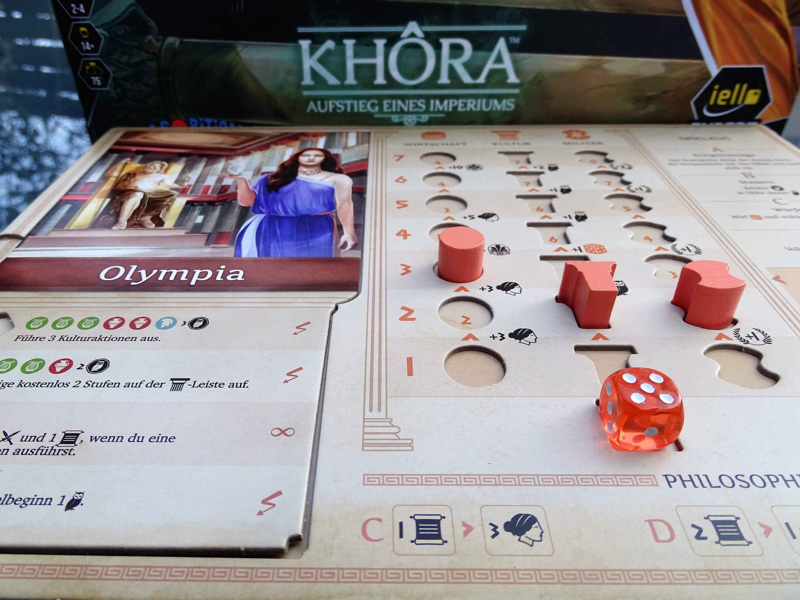 Drei der Leisten befinden sich auf dem eigenen Spieltableau, der Rest auf dem Spielplan in der MItte.