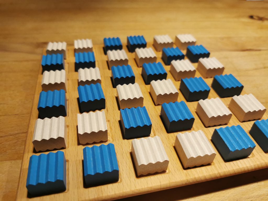 Peak Spielaufbau immer abwechselnd zwei blaue und zwei weiße Steine