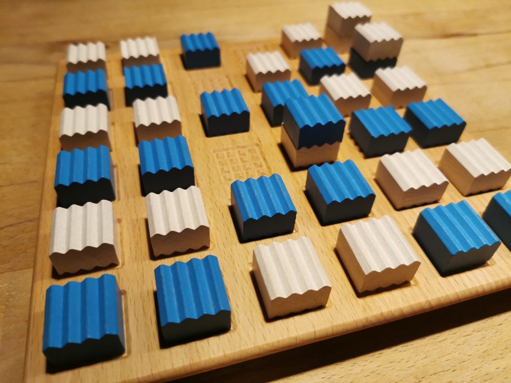 Peak nach und nach entstehen kleine Türme auf dem Spielbrett