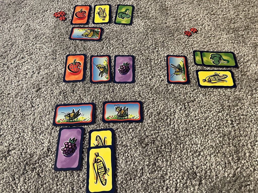 Aufbau für drei Spielende. In der MItte sind die Obstkarten.