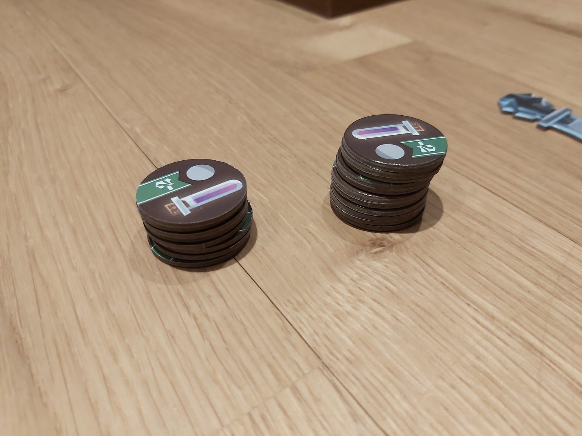 Zu sehen sind die Spielchips, die die Hilfe des Professor darstellen.