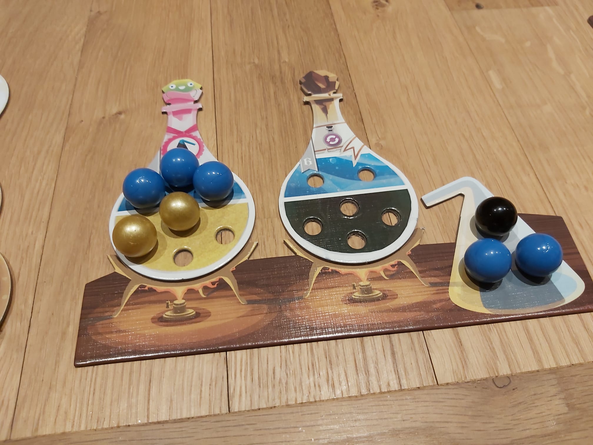 Zu sehen ist ein Arbeitstisch mit den verschiedenen Zaubertränken. 