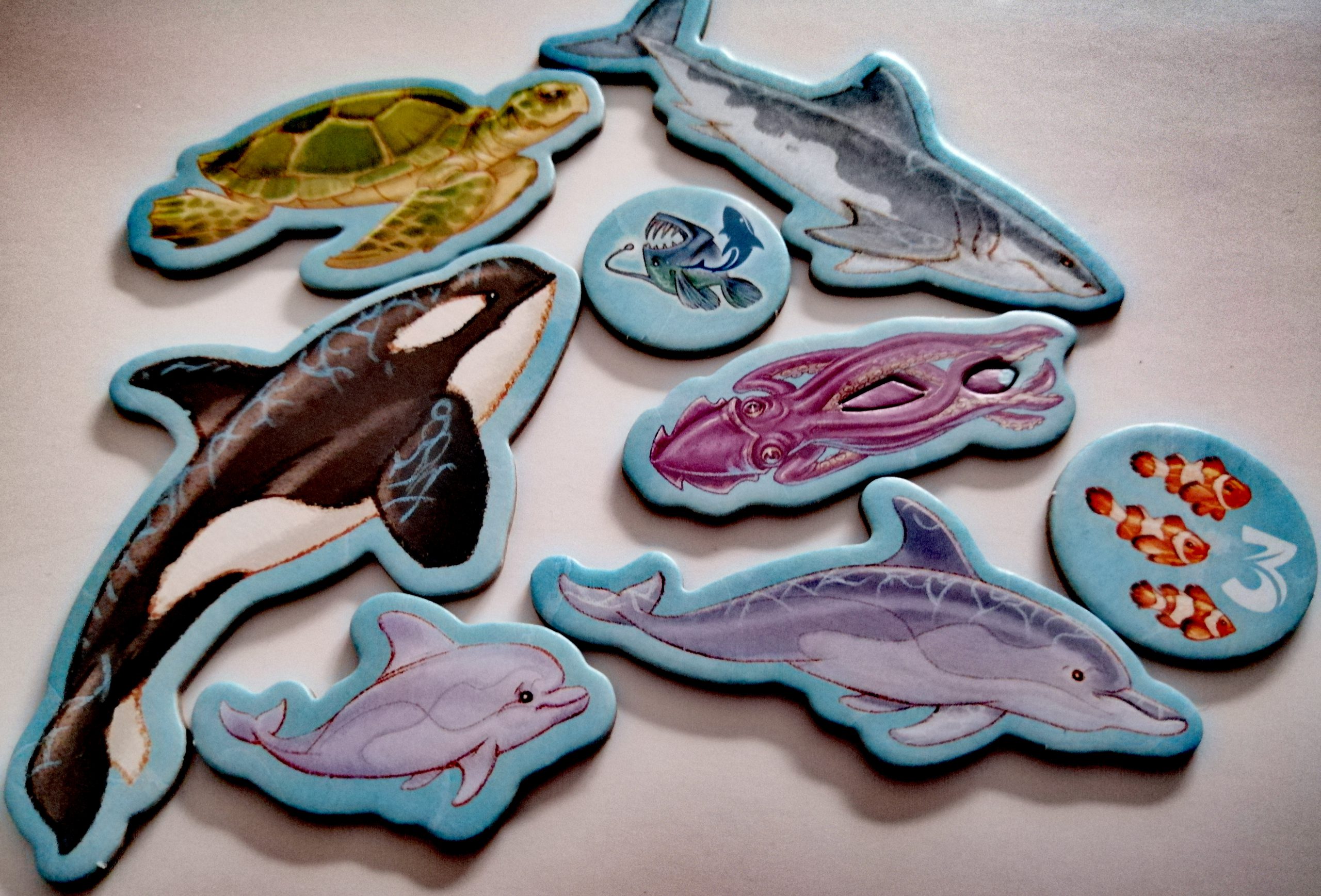 Die Gefährten, wie ein Killerwal, Delfine oder eine Schildkröten bringen eine Variante ins Spiel.