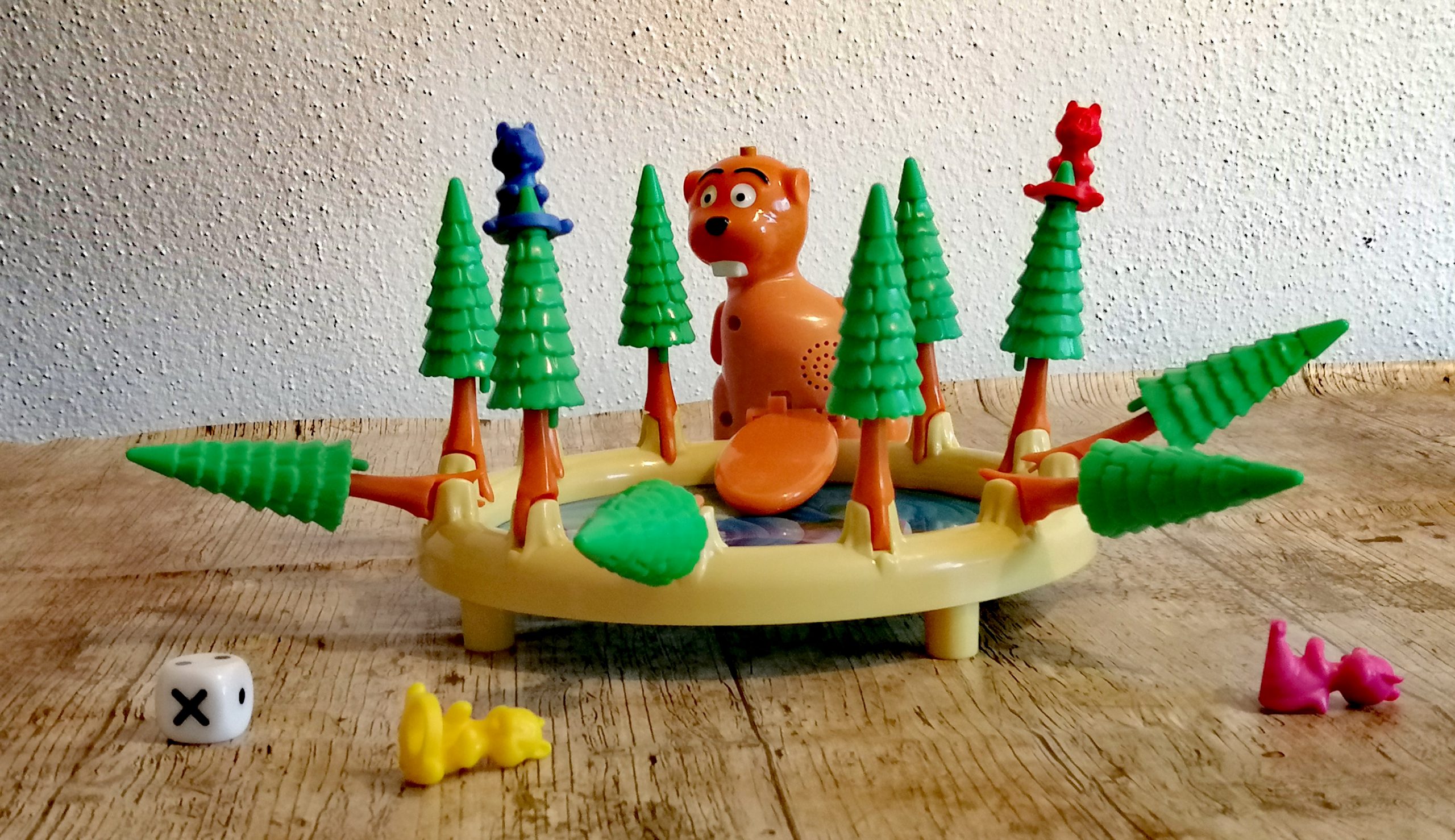 Der Biber hat seinen Schwanz auf den See fallen gelassen. Ein paar Bäume sind umgefallen. Und mit ihnen ein paar Eichhörnchen. 