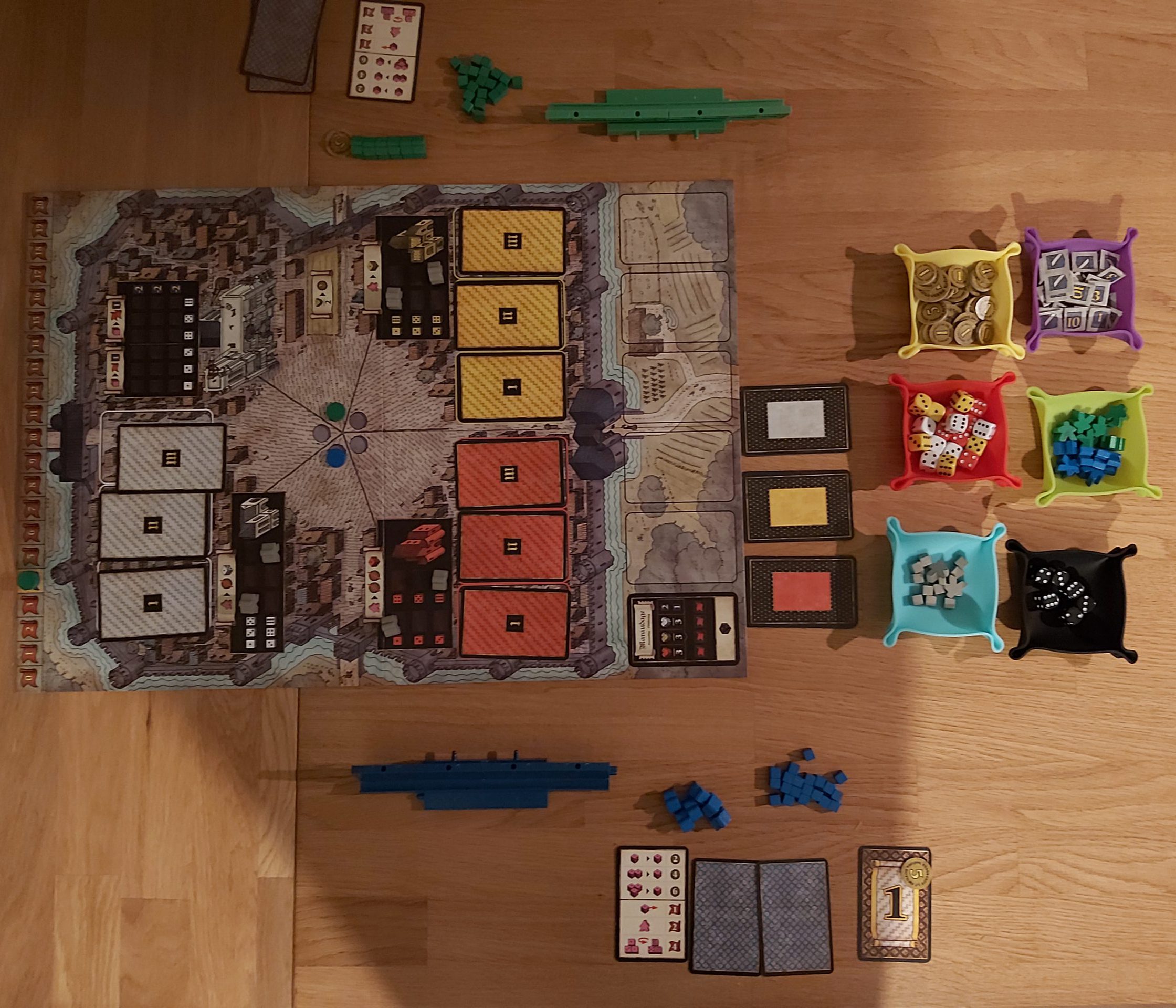 Zu sehen ist der Spielaufbau von Troyes für 2 Spielende