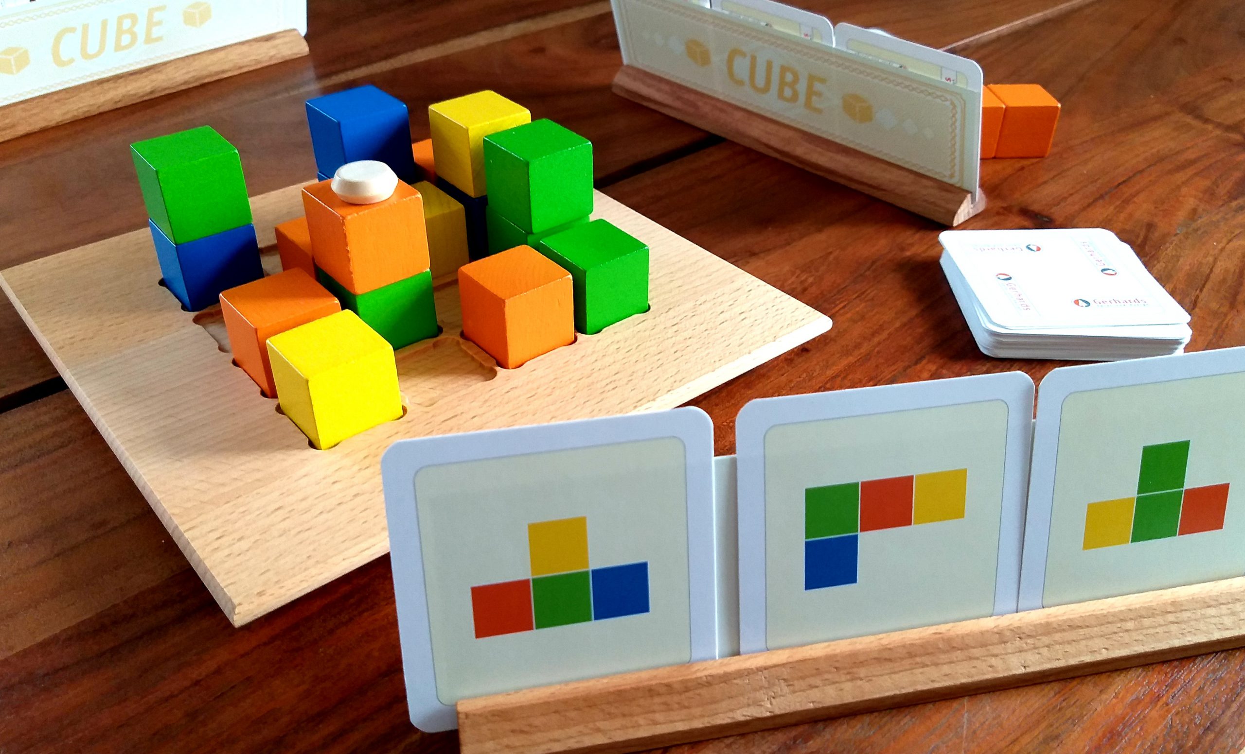 Die von mir zu lösenden Aufgaben. Meine Karten und das Spielbrett in der Tischmitte können dazu beliebig gedreht werden.