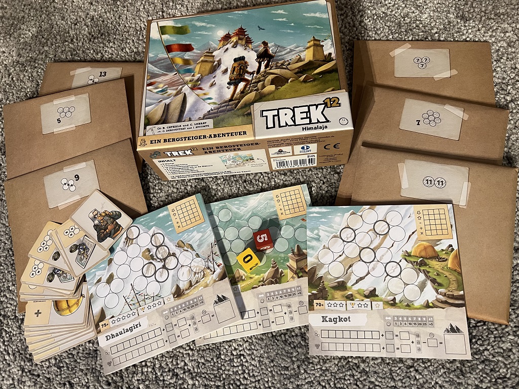 Die Blöcke, Würfel, sowie die Umschläge mit Legacy Material