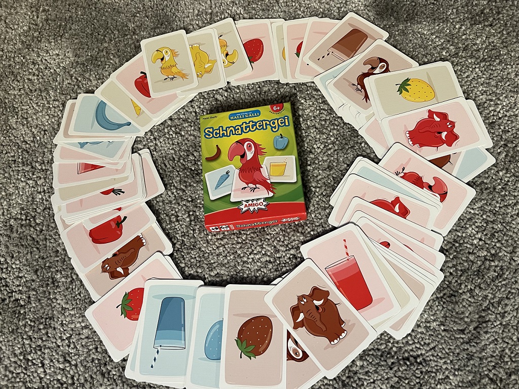 Unterschiedliche Motive auf den Spielkarten, zum Beispiel ein brauner Elefant oder ein roter Kakao