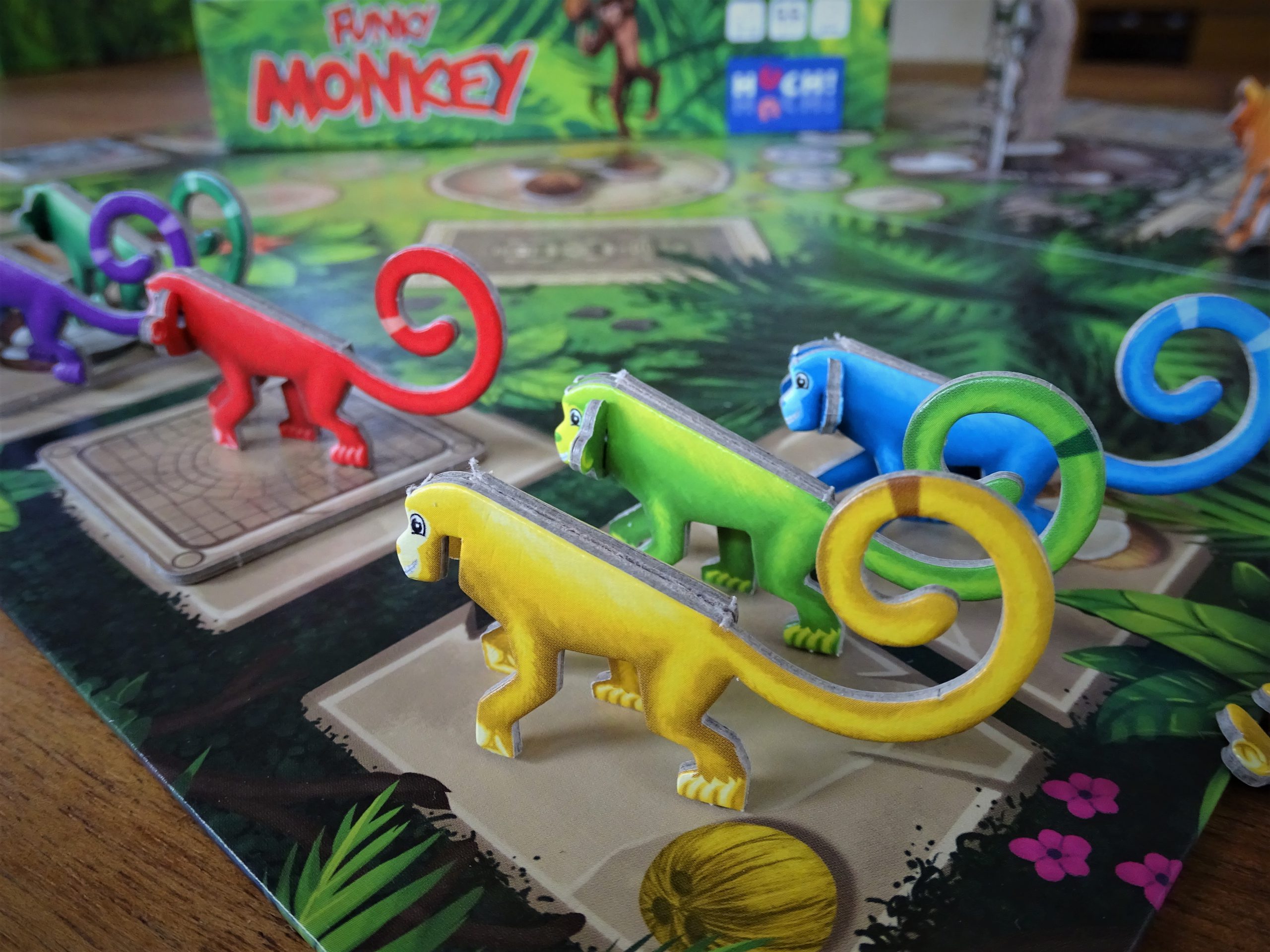 Die Affen sind farbenfroh bunt und stehen am Start