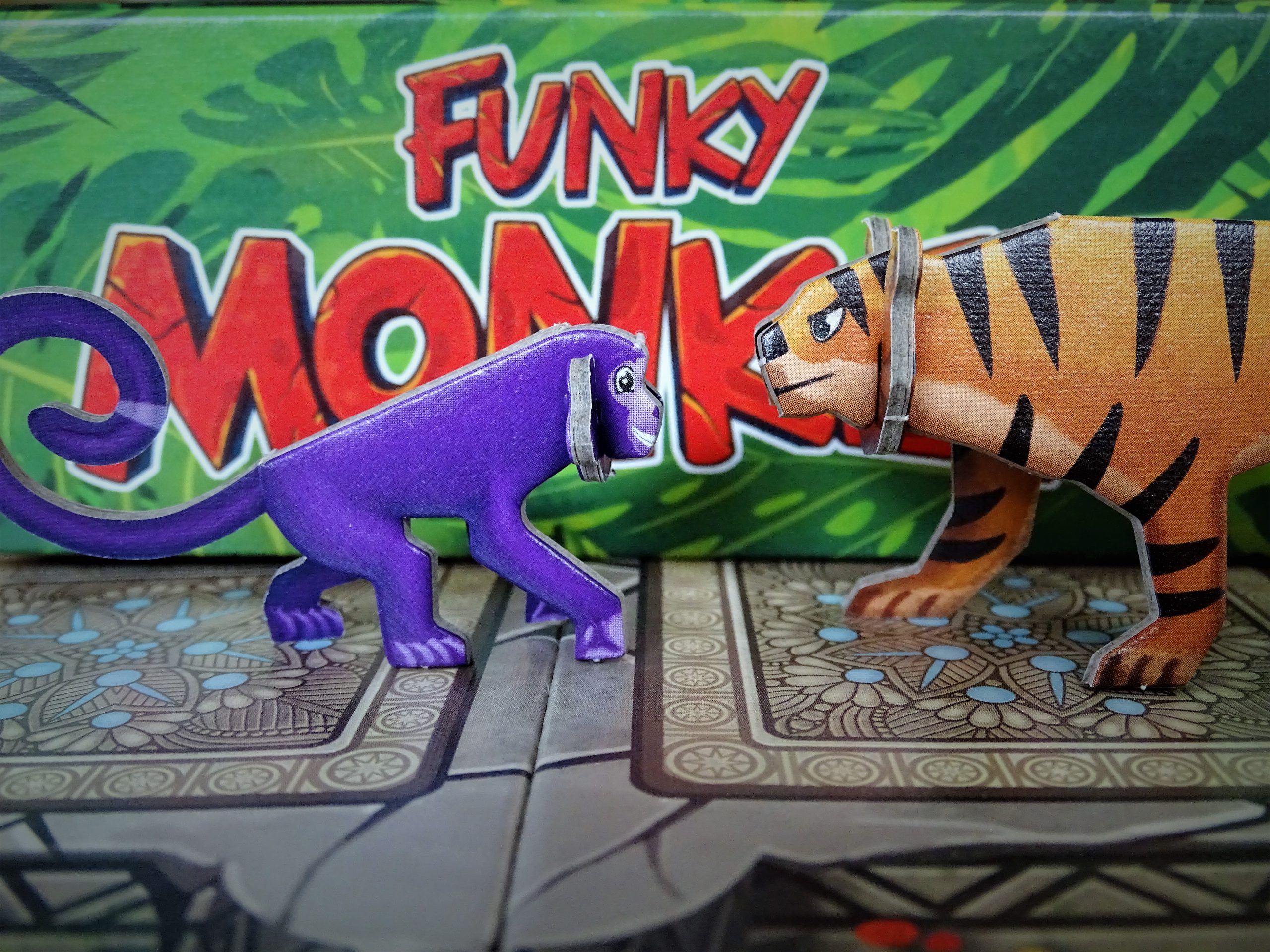 Eine Affenfigur und der Tiger stehen sich gegenüber