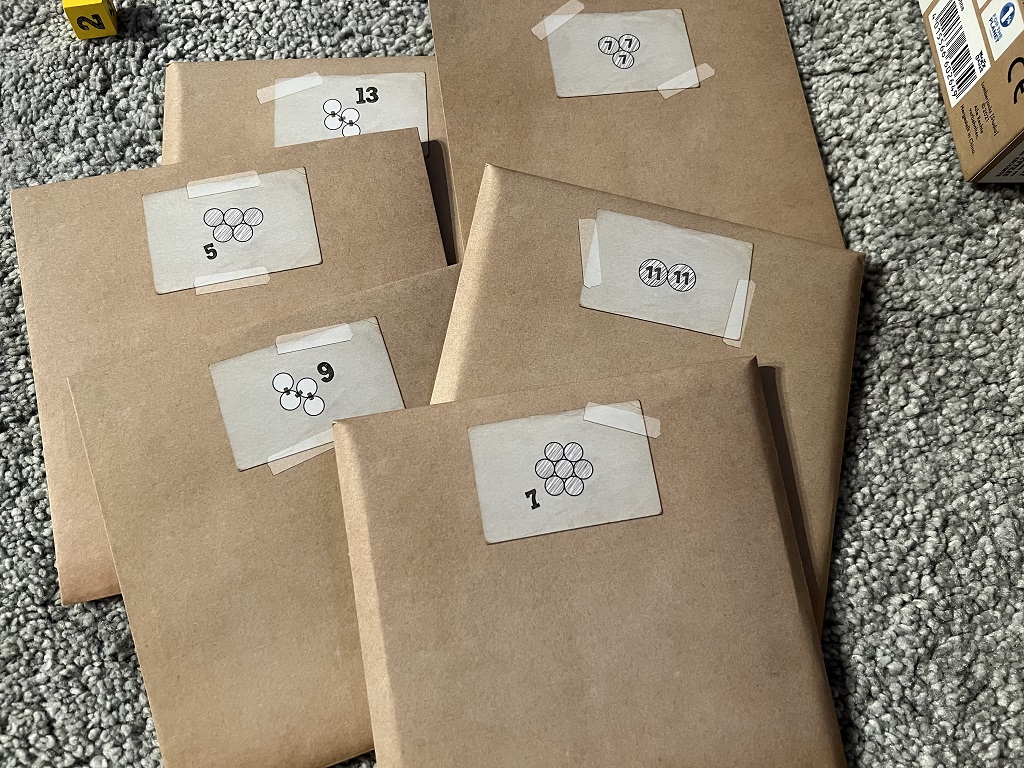 Die Umschläge enthalten Material das beim Erfüllen von Aufgaben frei geschaltet wird