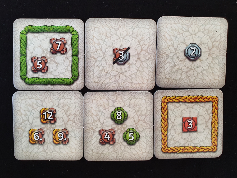 Sechs Plättchen unterschiedlicher Art