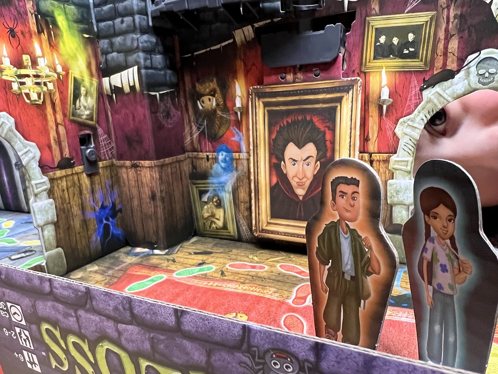 Blick ins Zimmer mit dem klappbaren Gemälde und zwei Spielfiguren