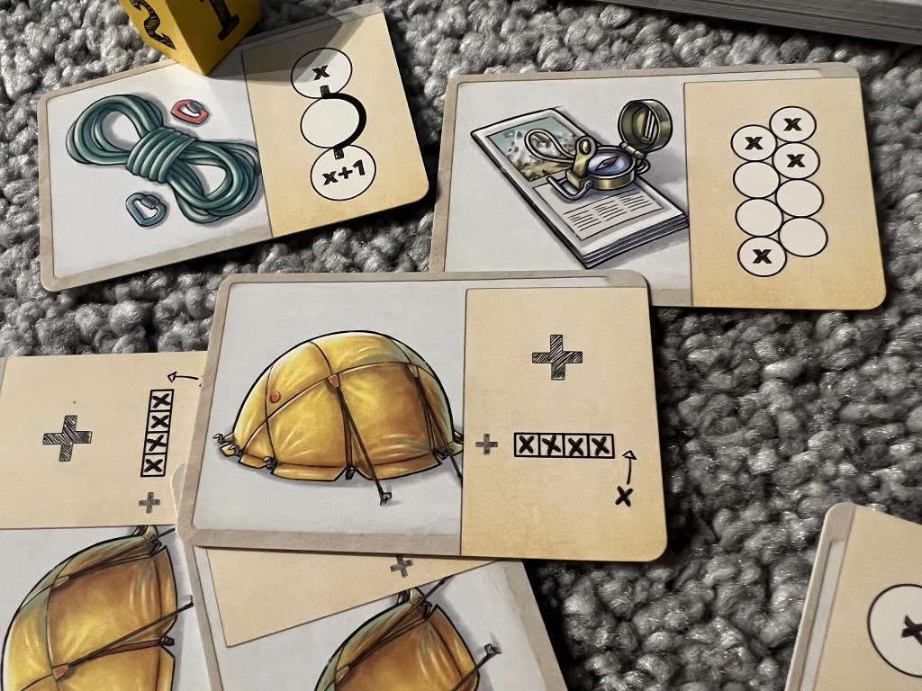 Kletterseil, Zelt und Kompass bieten Hilfe bei den Aufstiegen