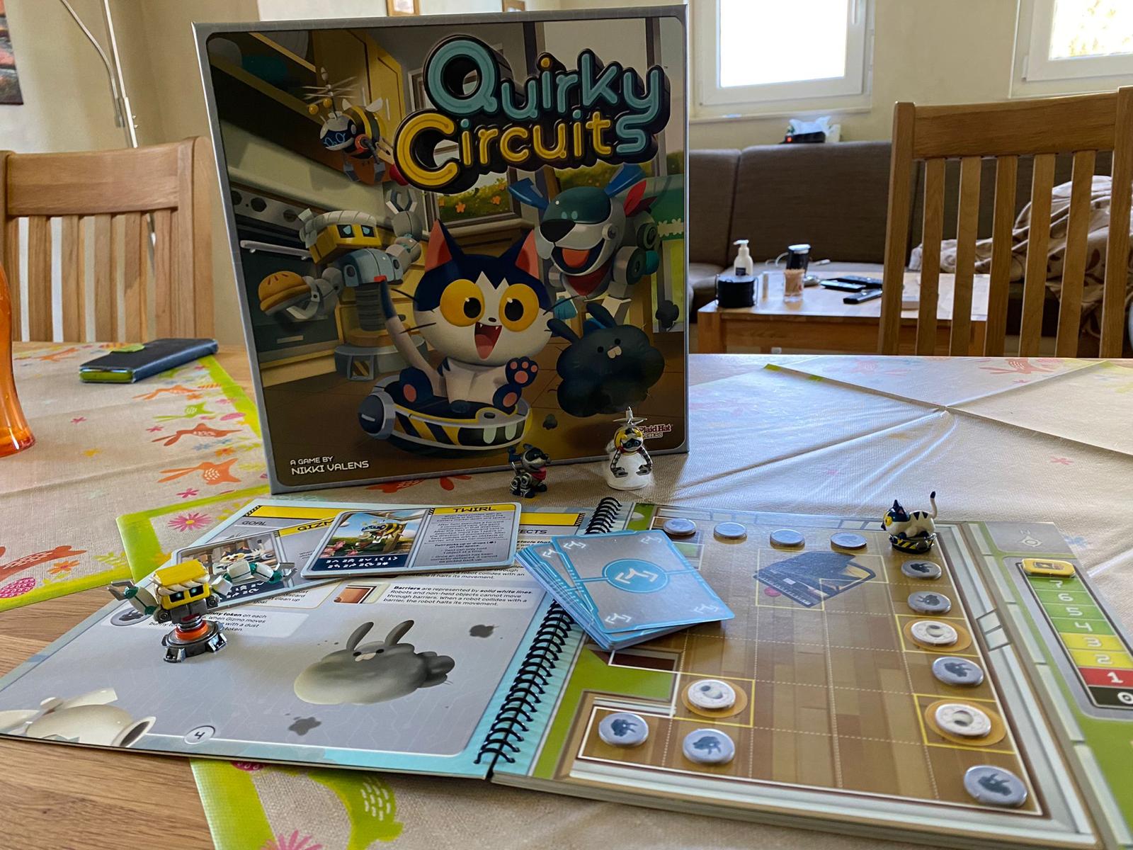Zu sehen ist das Spiel Quirky Circuits inkl. des gesamten Spielmaterials.