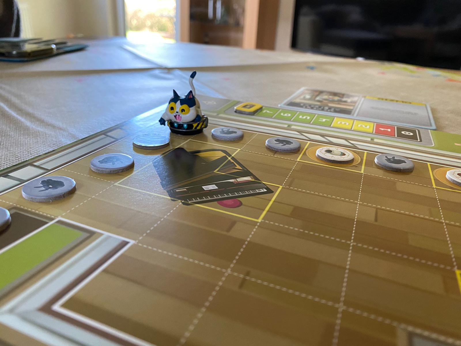 Zu sehen ist die Staubsauger-Katzen-Miniatur auf dem Szenarienbuch.