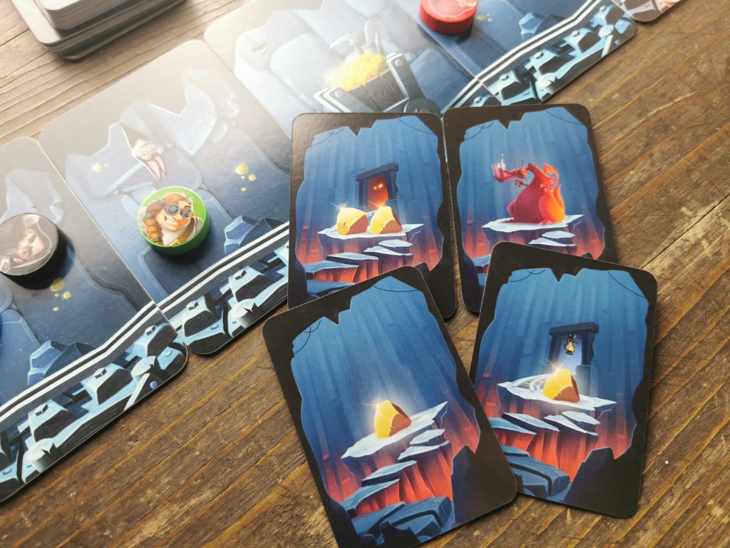 Spielsituation: unterschiedliche erbeutete Karten, die Auslage mit Spielsteinen