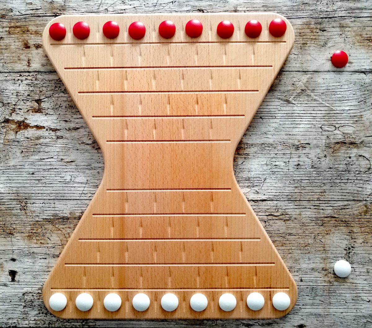 Startaufstellung. Beide starten mit neun Spielsteine.