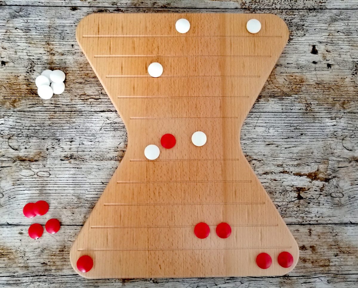 Mitten unterm Spiel. Einige Steine sind schon vom Brett geflogen.
