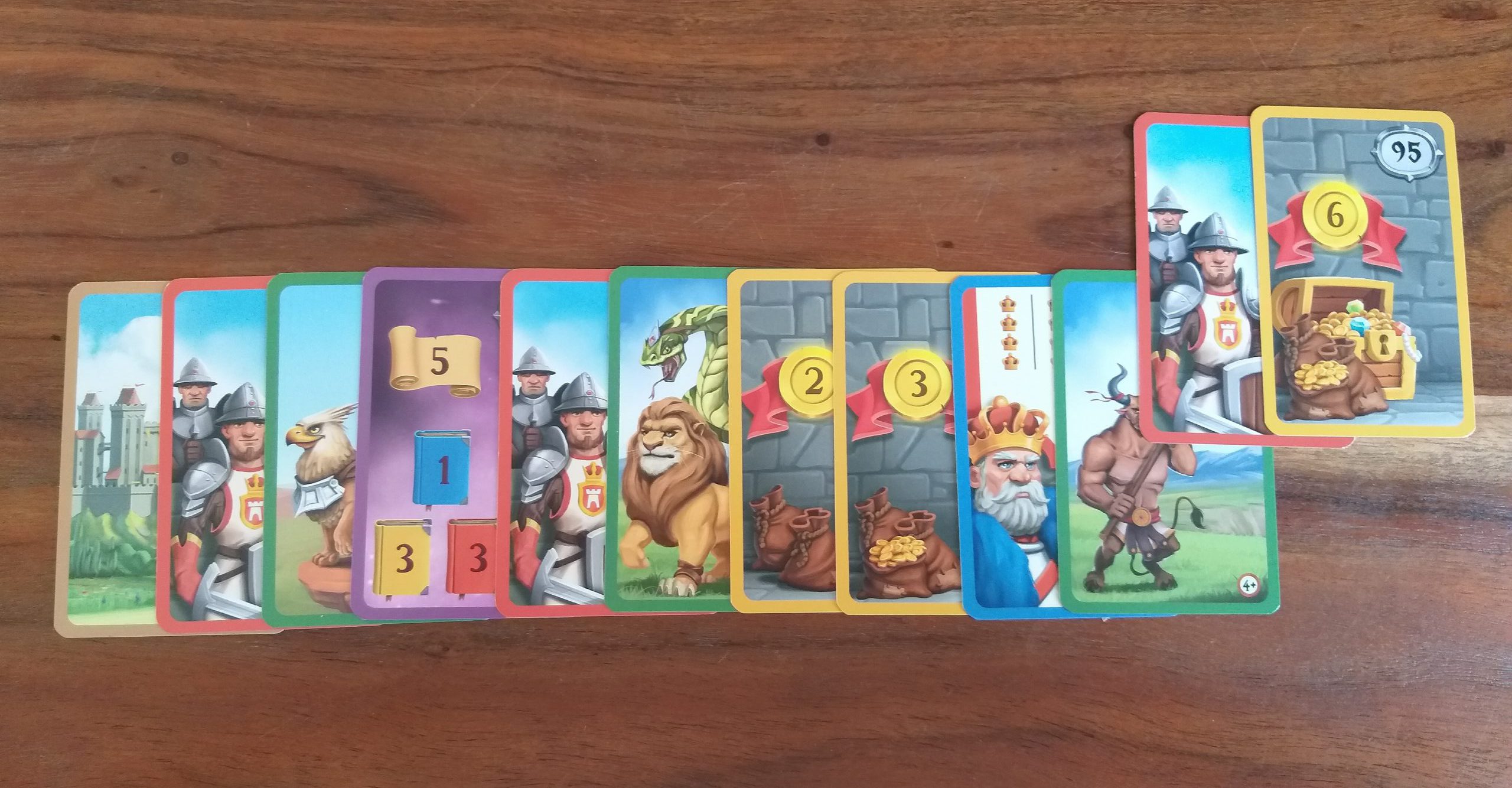 Die lilafarbene Legende möchte 1 blaue, 3 gelbe und 3 rote Karten. Das habe ich bereits geschafft!