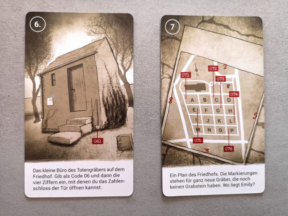 Zwei Spielkarten, eine Karte zeigt eine Hütte, die zweite Karte den Plan eines Friedhofs.
