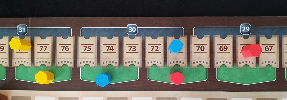 Endstand: die Marker der Spielenden haben sich auf den beiden Leisten gekreuzt