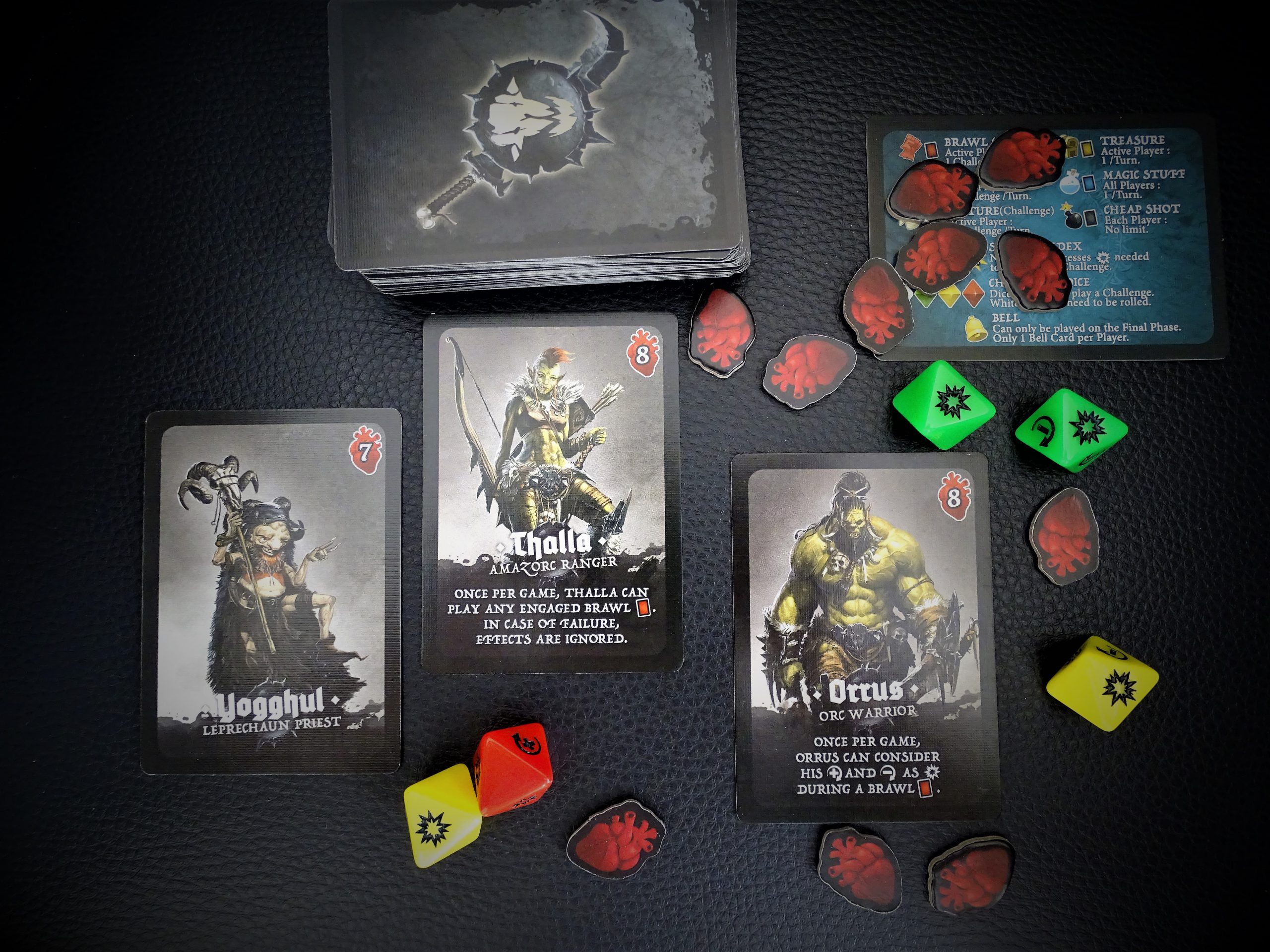 Eine Heldenkarte zeigt ein Bild, Lebenspunkte und eine Spezialfähigkeit.