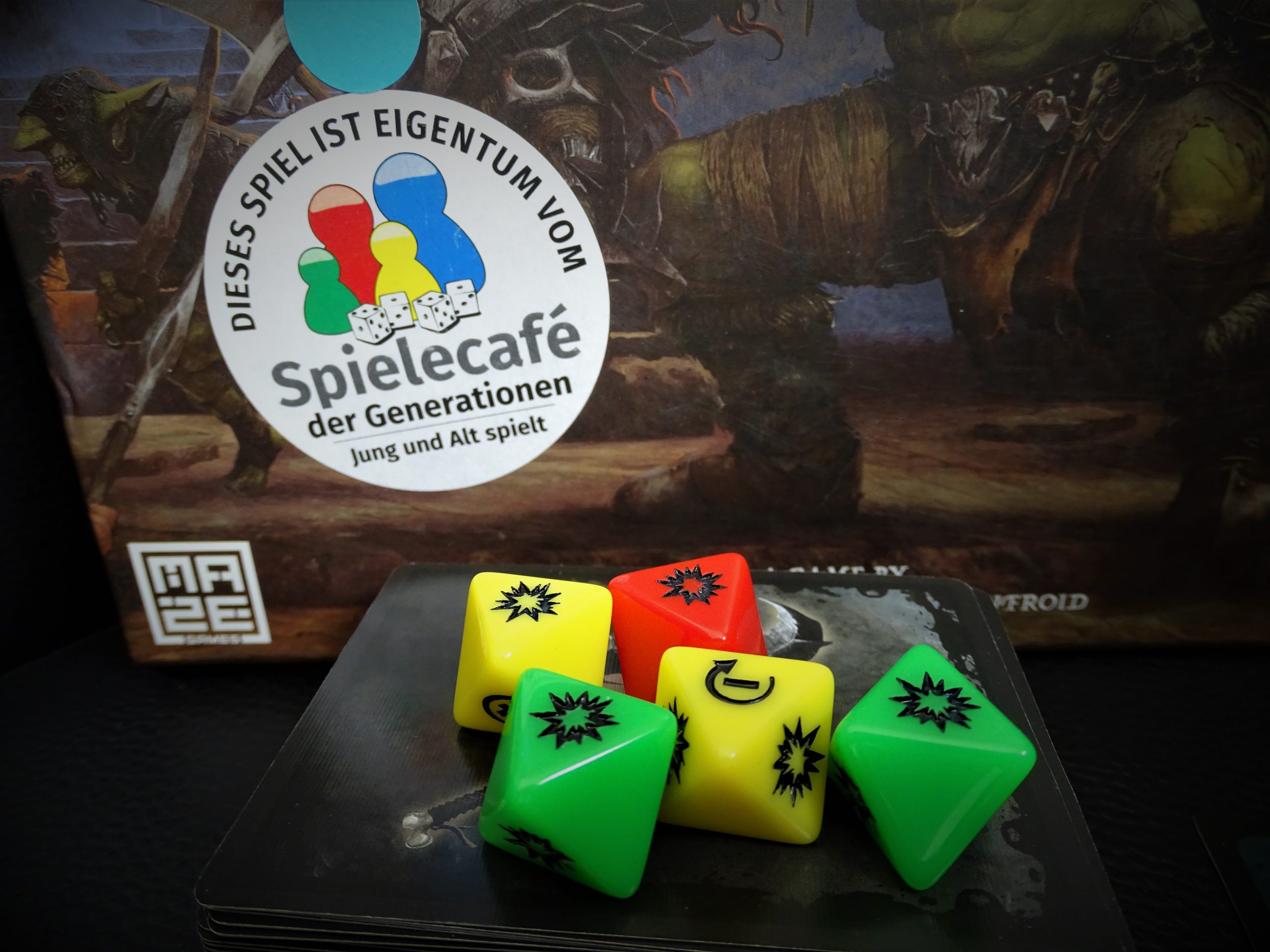 Die achtseitigen Würfel gibt es in drei Farben: Grün, Gelb und Rot