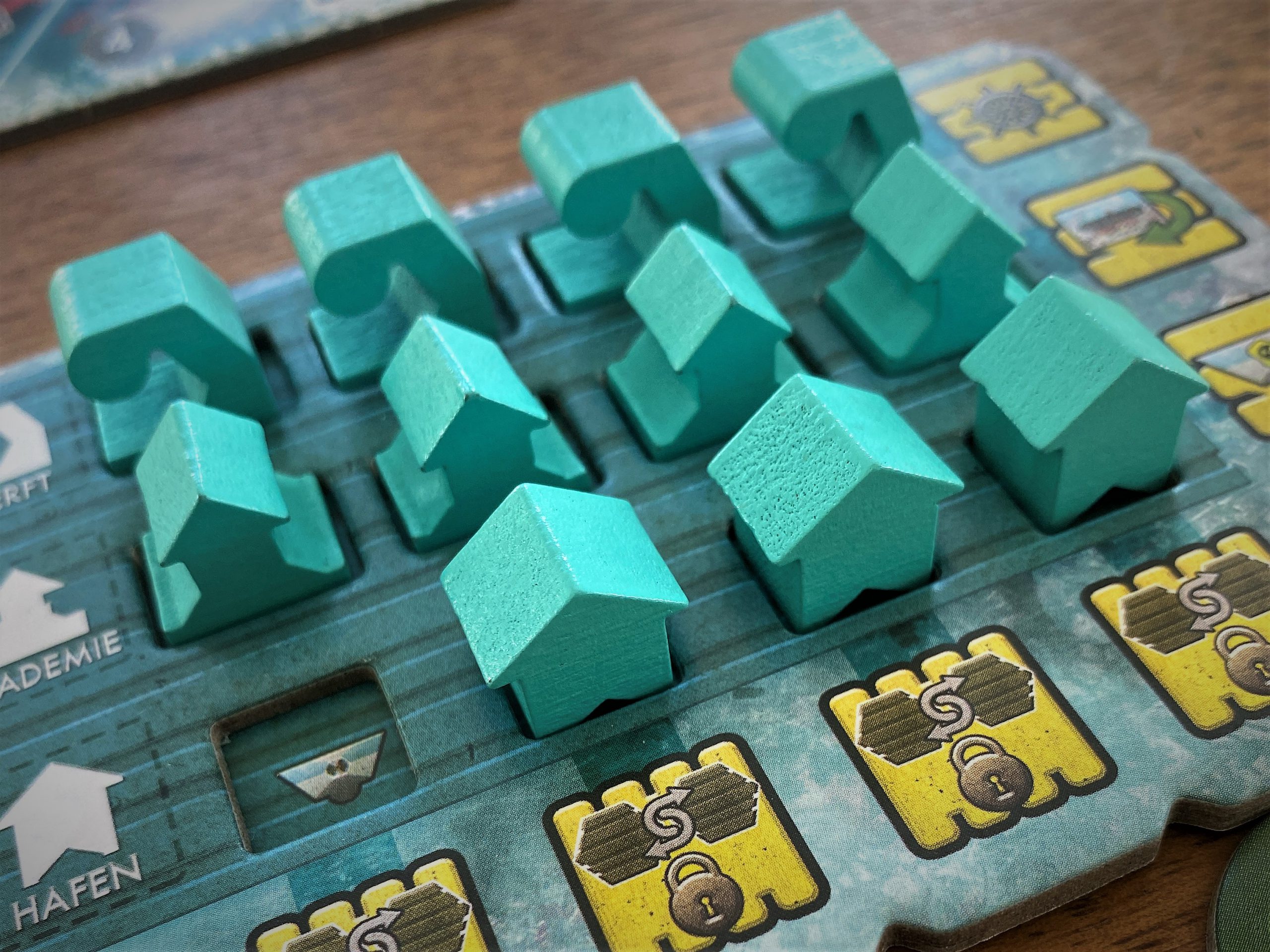 Schön aufgereiht: Aus dem eigenen Spieltableau entnimmt man die Gebäude