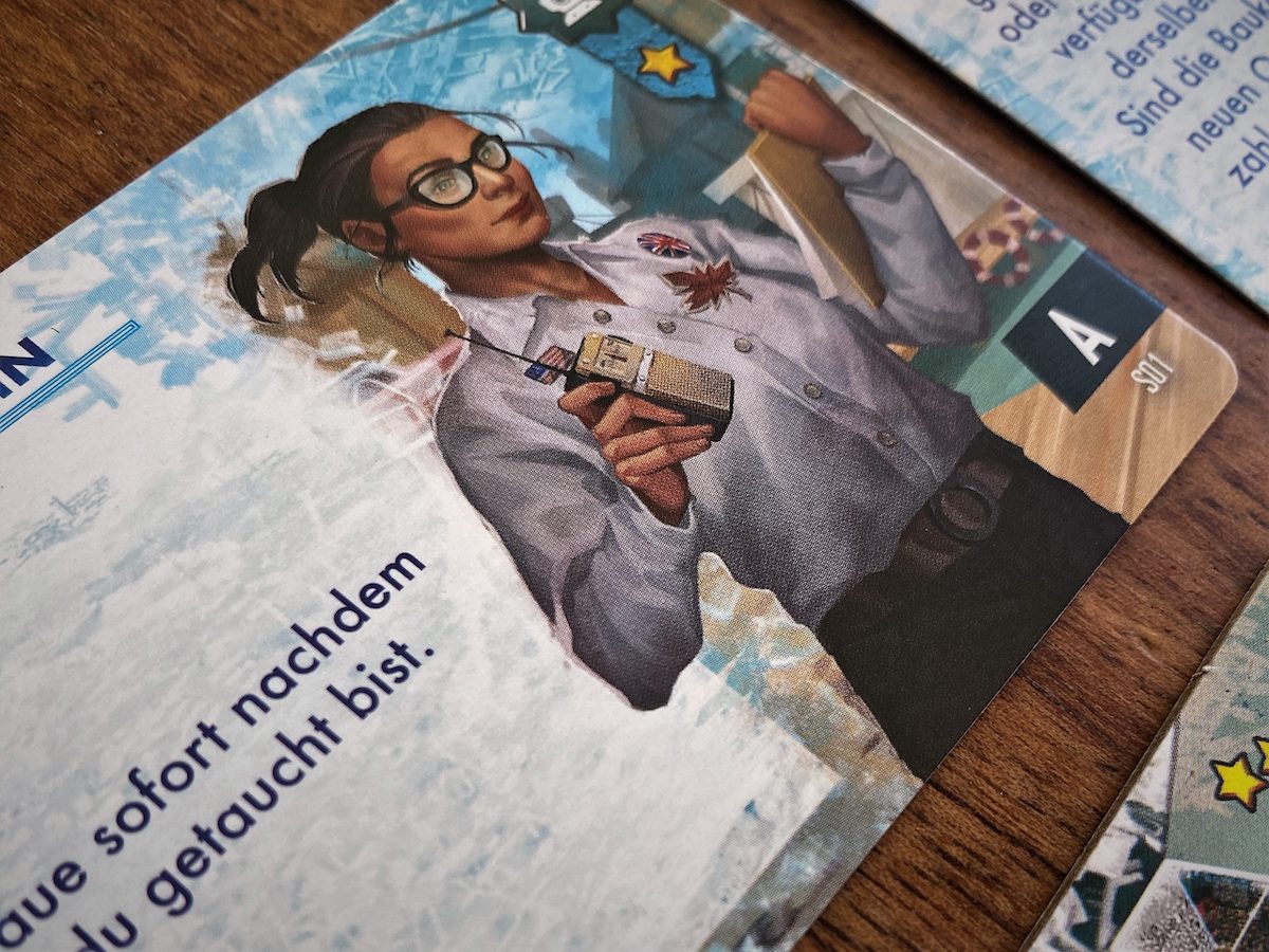 Die Spezialistenkarten sind hübsch illustriert und tragen Texte, welche die Effekte erklären