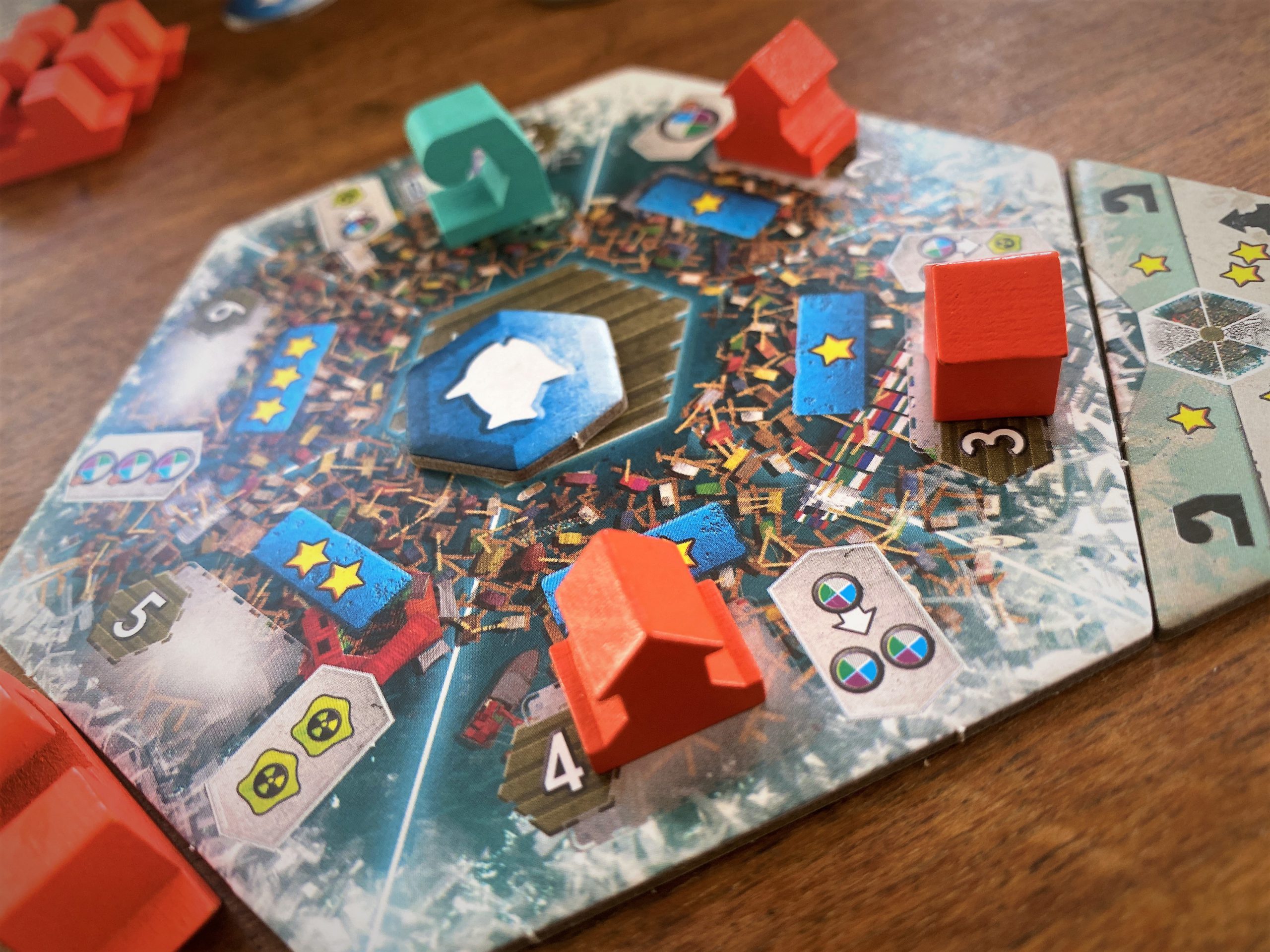 Beim Bauen werden eigene Meeple auf die Sechseckscheibe platziert