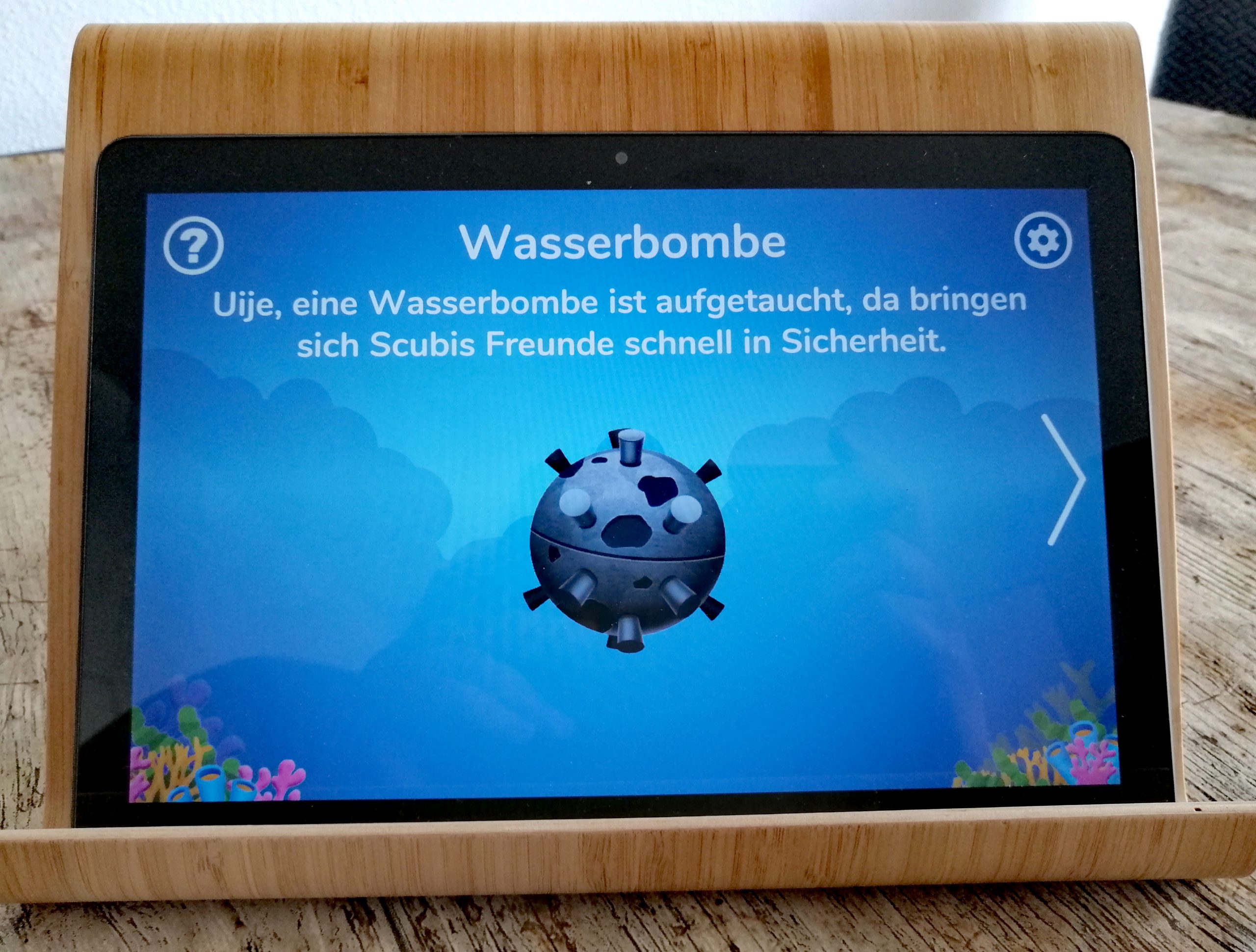 Eine Wasserbombe taucht auf.