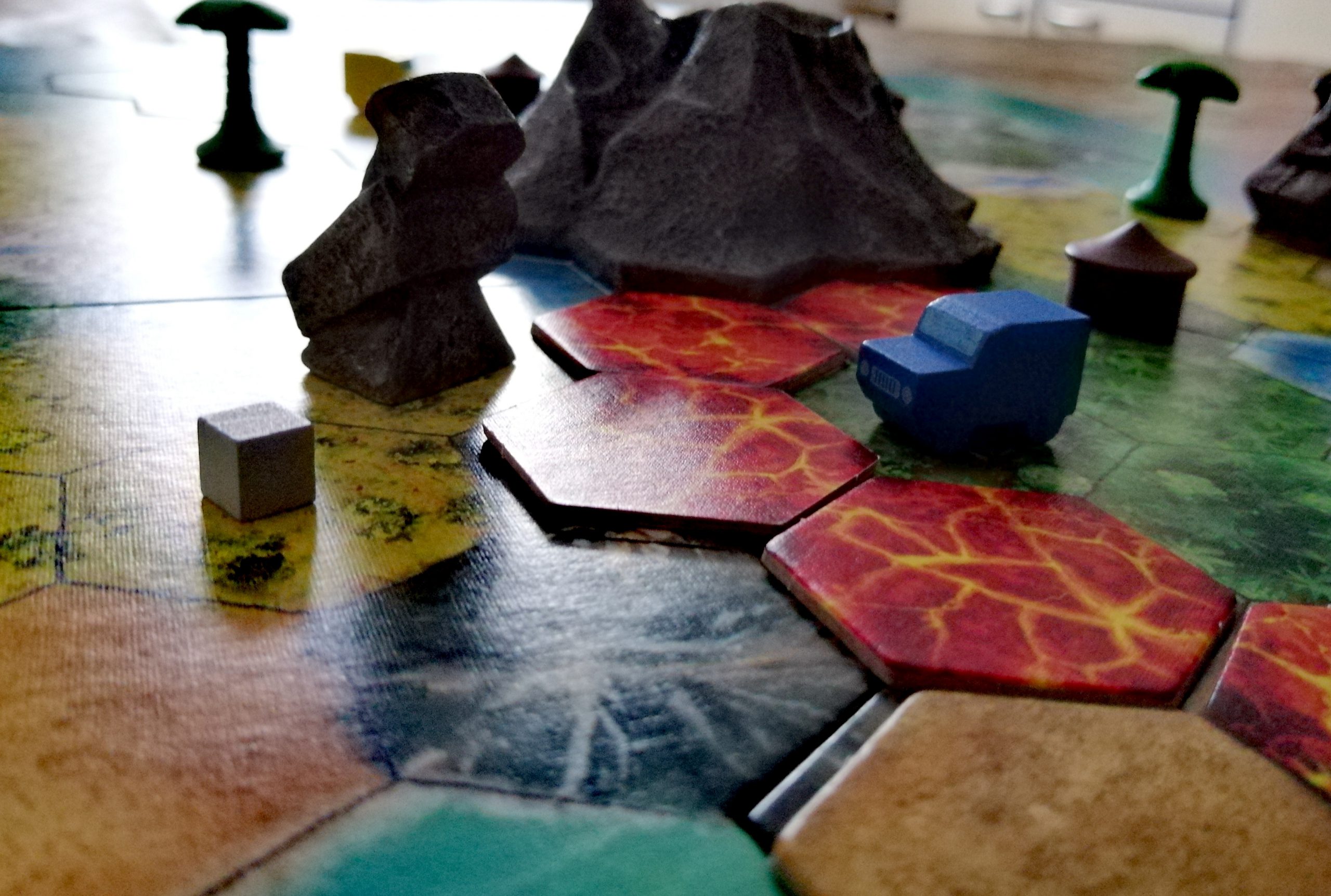 Der blaue Geländewagen steht vor der Lava. Es darf die Lava nur durchqueren, wenn es ein Amulett abgibt. 