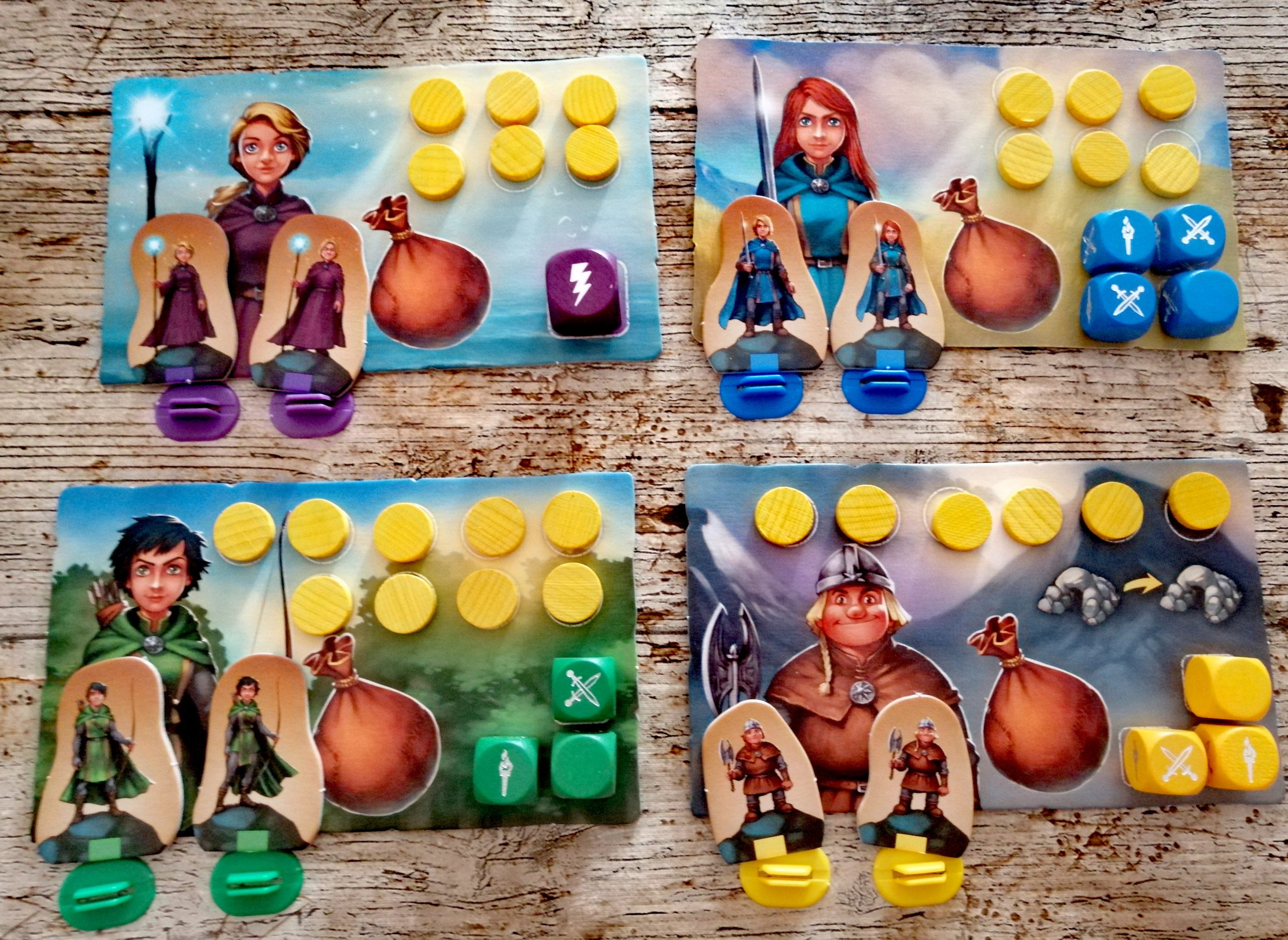 Im Spiel gibt es vier Charaktere. Alle haben unterschiedliche Fähigkeiten und einen bis vier Würfel. Man kann sich zwischen einem weiblichen oder männlichen Typ entscheiden.