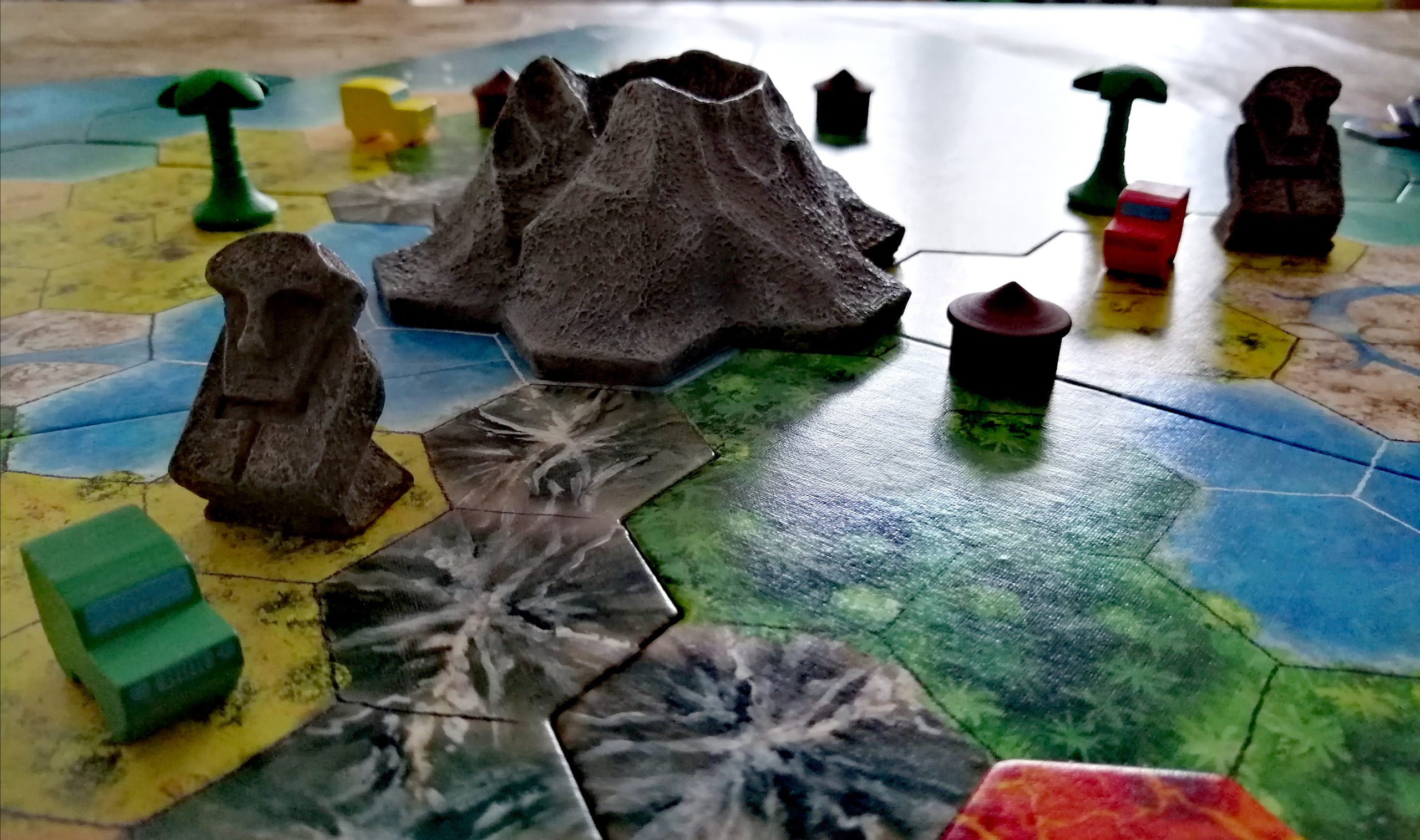 Der Vulkan ist stabil und macht das Spielbrett ansehnlicher. 