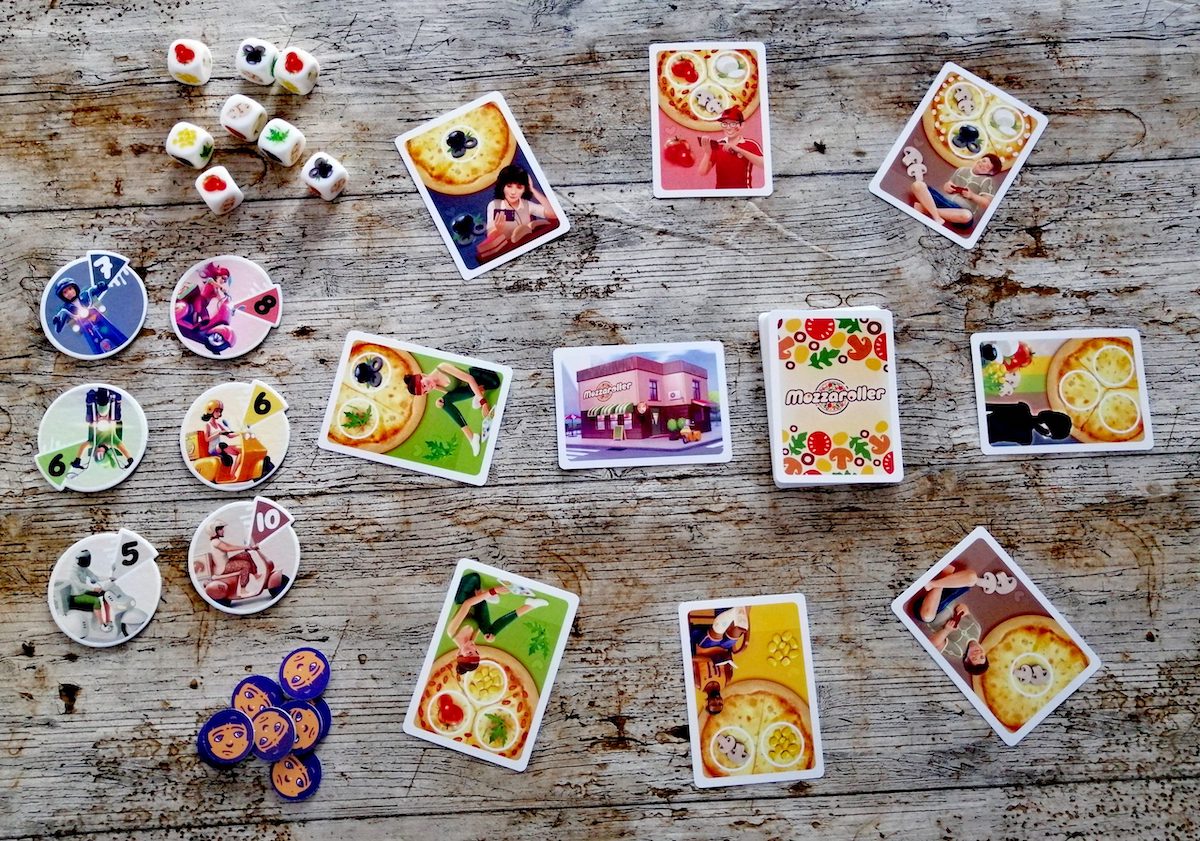 Spielaufbau. Die bunten Aufgabenkarten umkreisen den Nachziehstapel. 