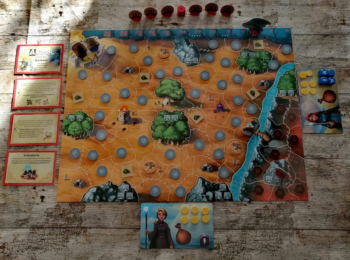 Spielaufbau für die erste Partie. Auf dem Spielplan sind viele Plättchen verteilt.