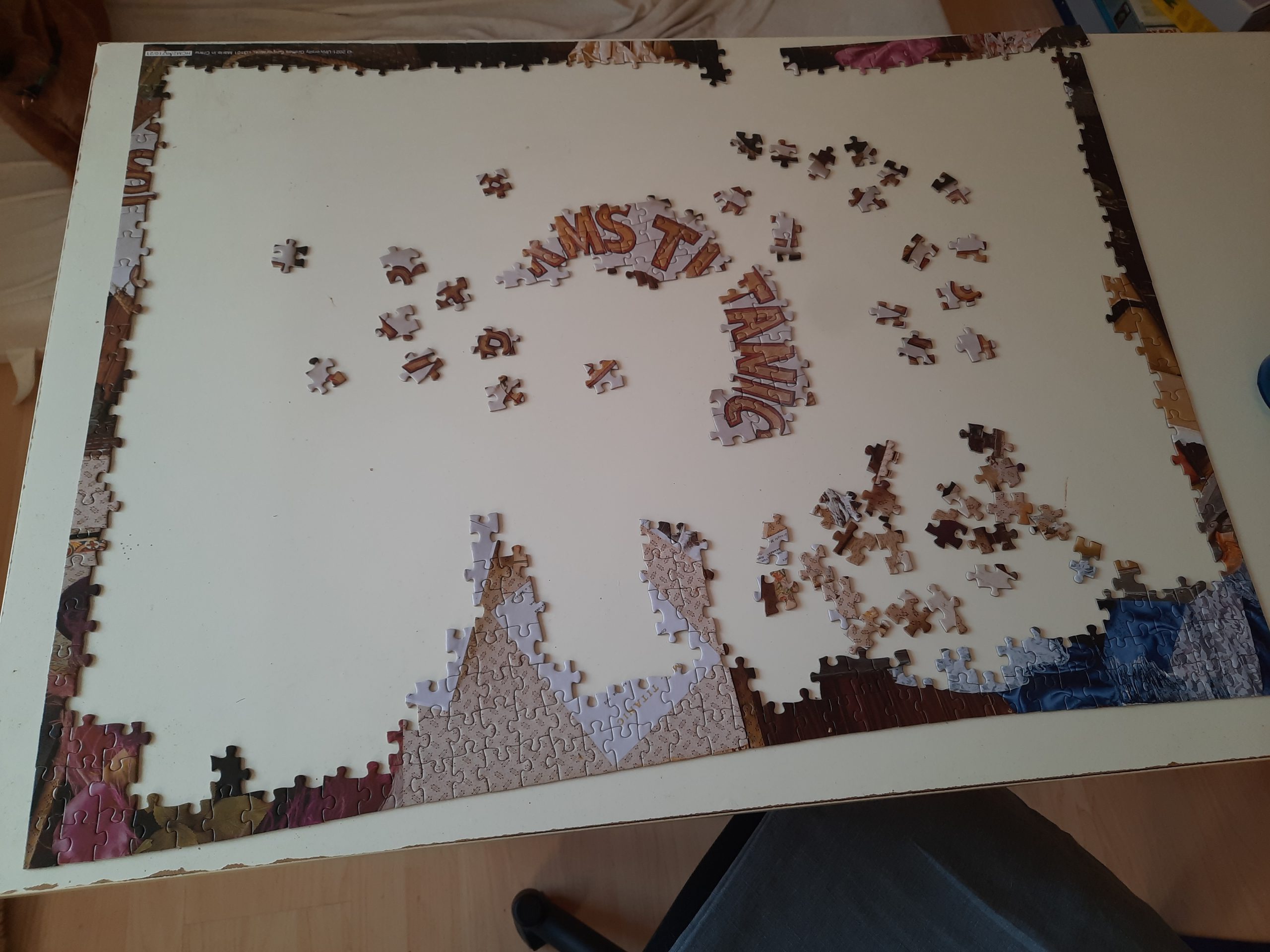 Der Anfang eines Puzzles liegt auf dem Tisch.