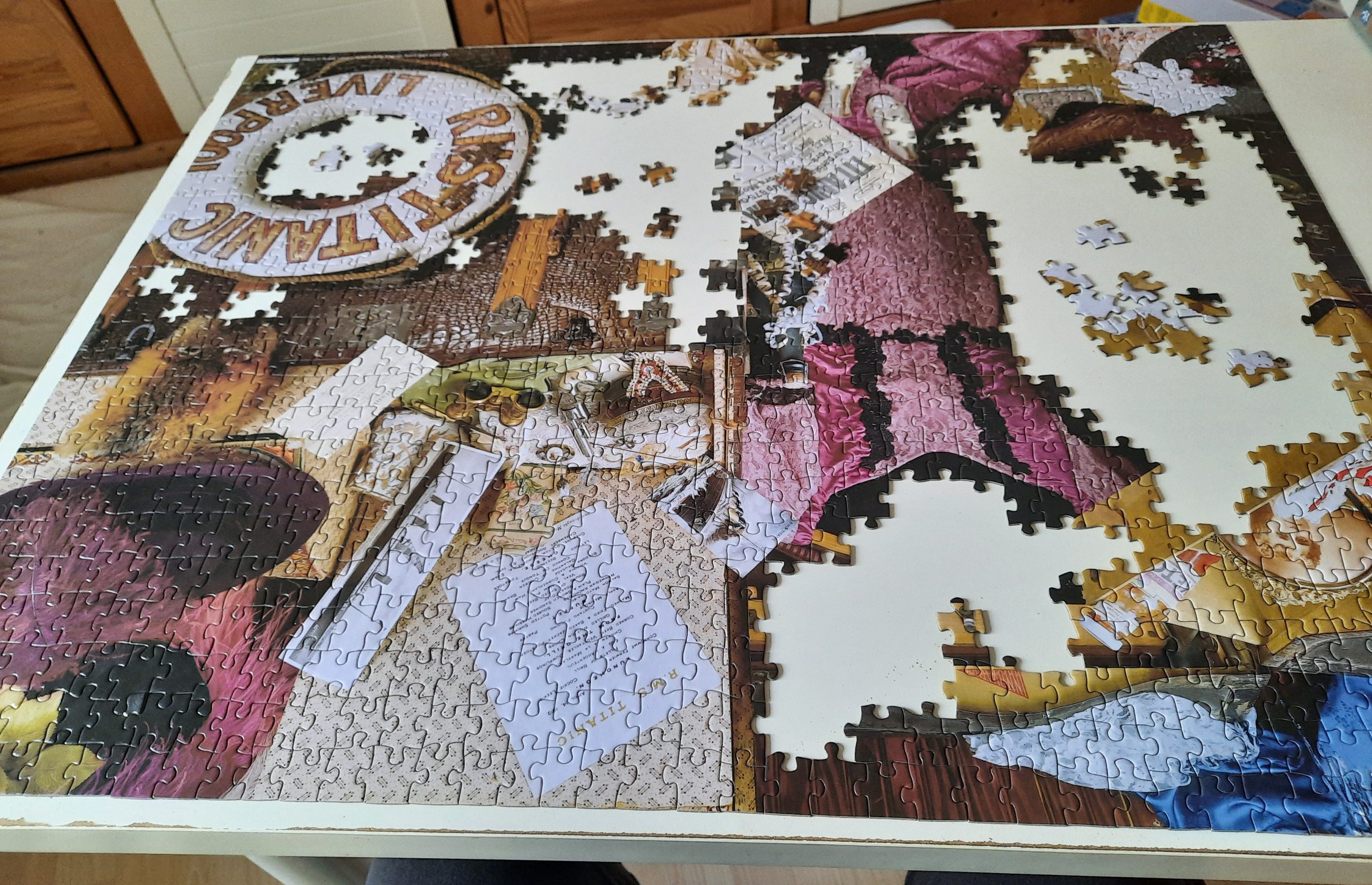 Ein fast fertiges Puzzle liegt auf dem Tisch.