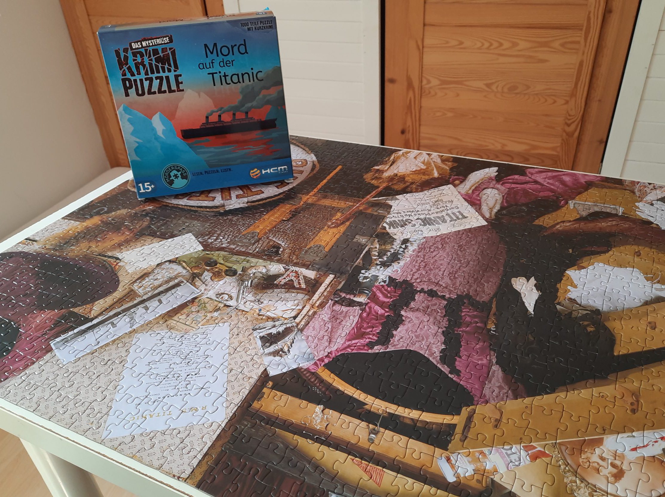 Das fertige Puzzle und die Verpackung befinden sich auf dem Tisch.