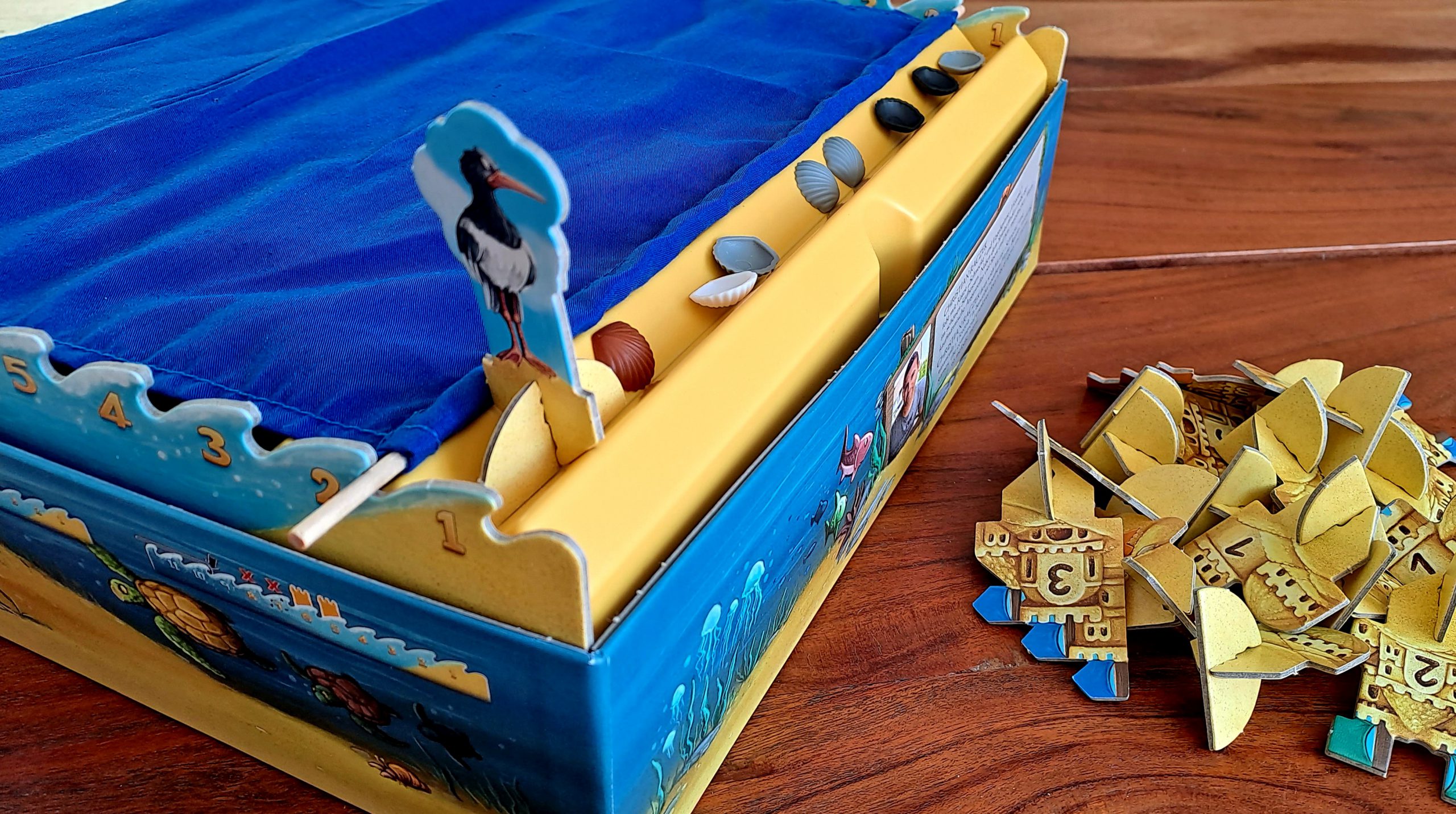 Noch sind die Burgen nur ein wilder Sandhaufen neben dem Strand.