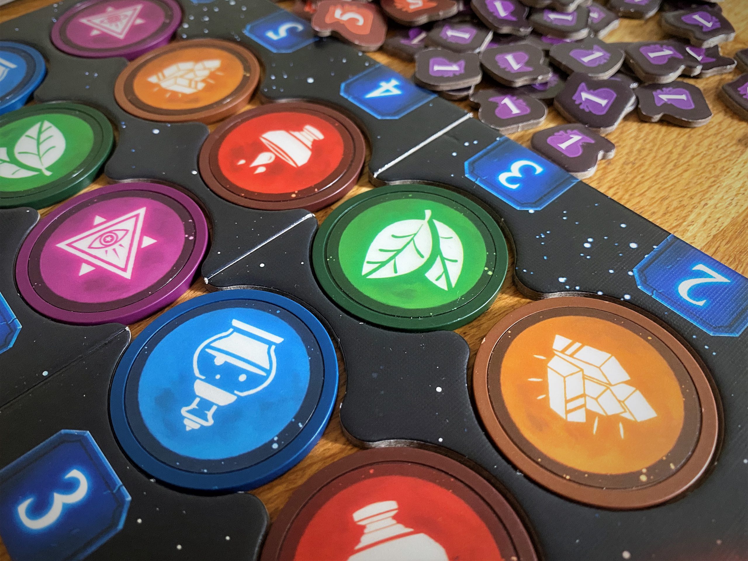 Die Pokerchips werden in Aussparung jede Runde neu ins das Tableau eingefügt.