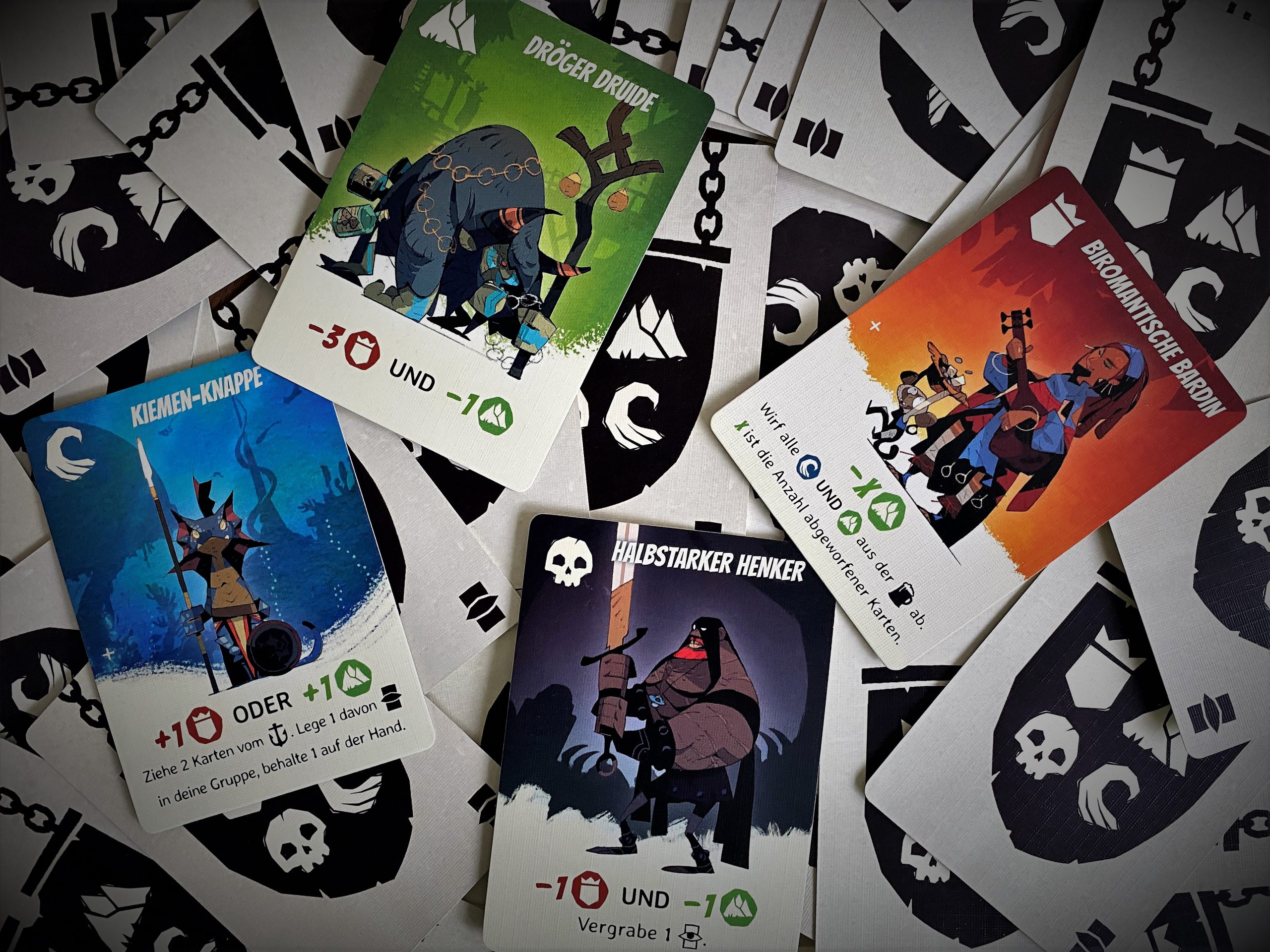 Vier der mehr als hundert Karten. Jede zeigt eine Illustration und einen Effekt. 