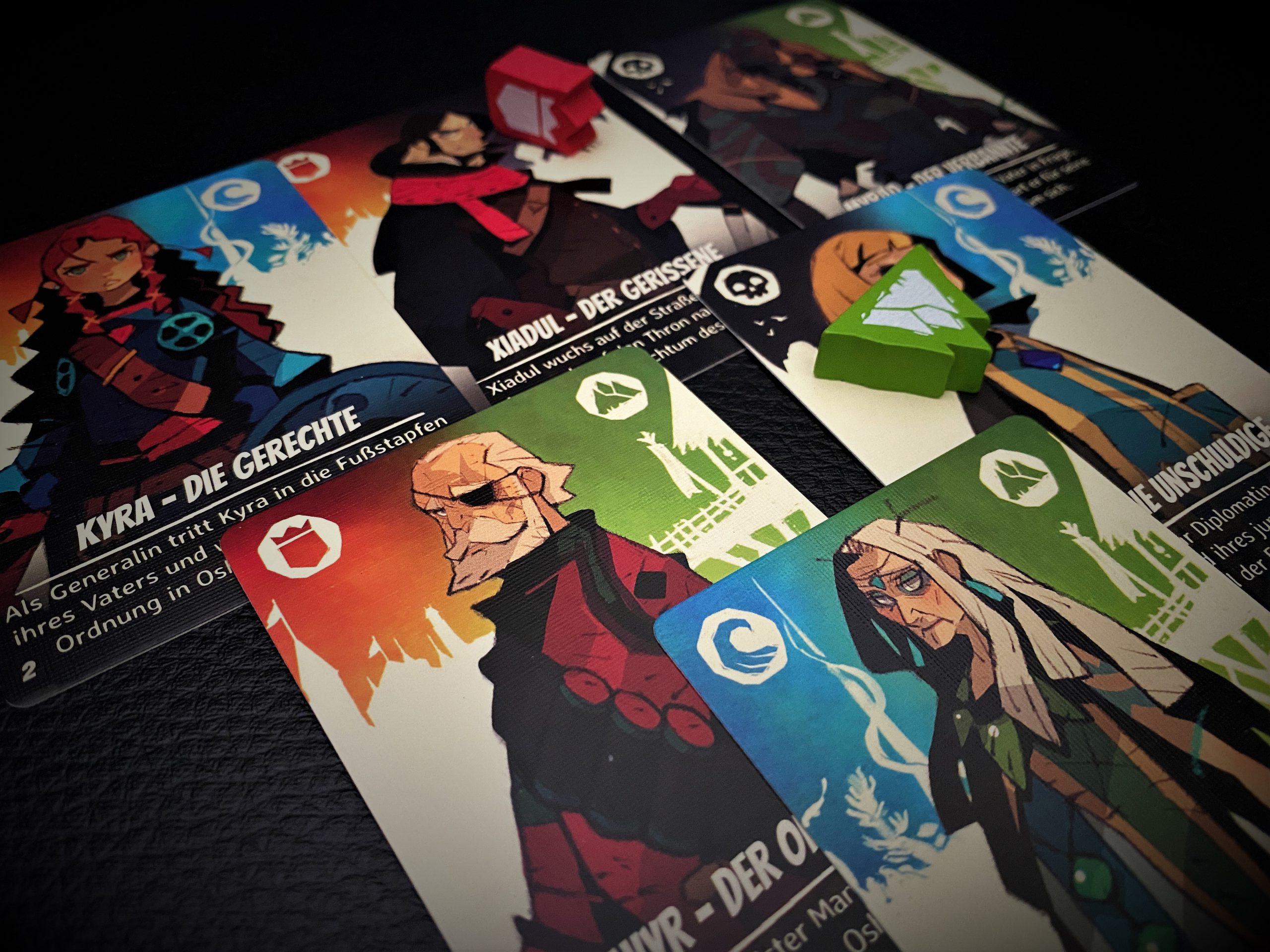 Jede Rollenkarte zeigt zwei Farben, die zum Sieg führen können. 