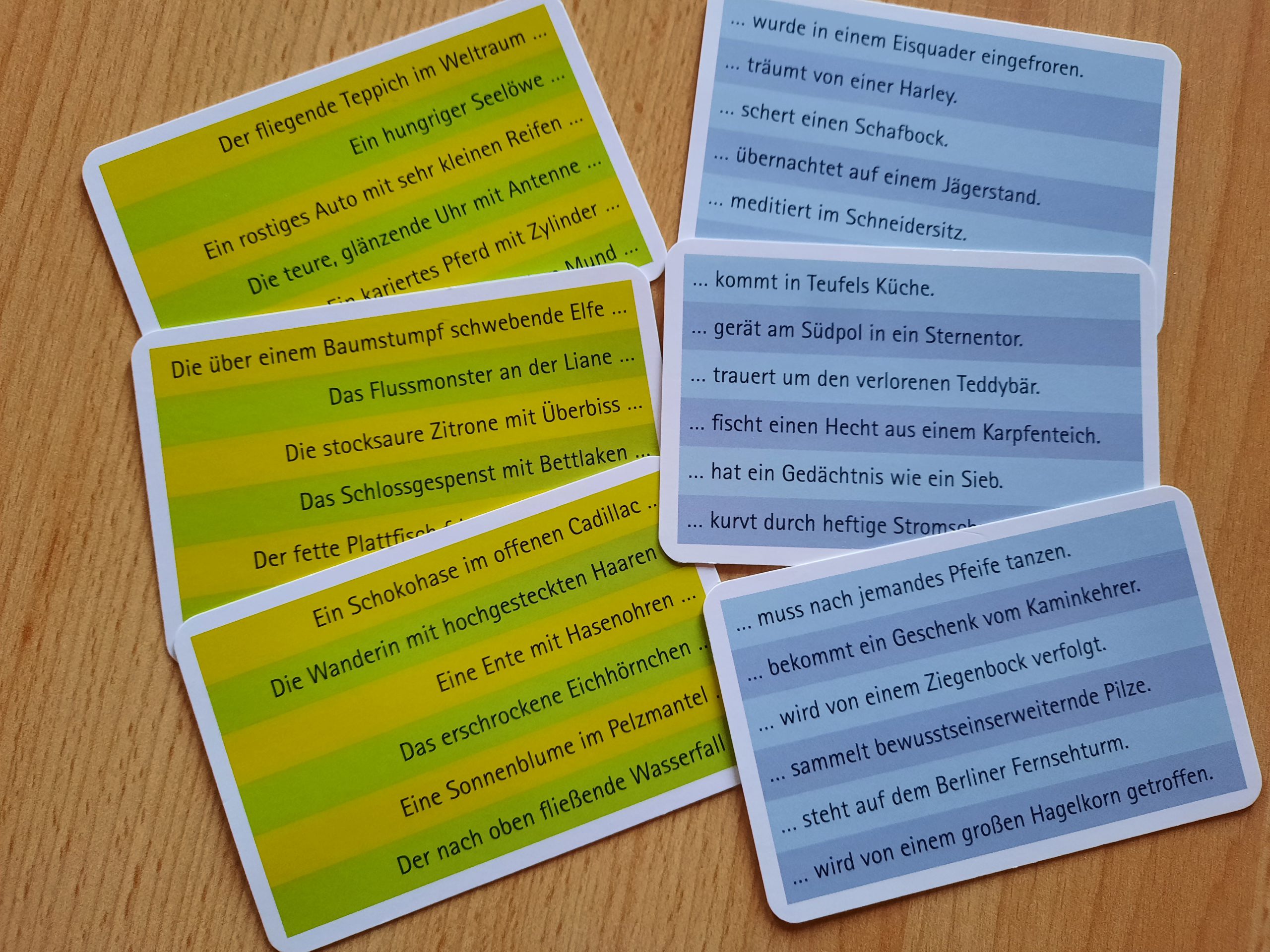 Drei grüne Karten mit mehreren Satzanfängen und drei blaue Karten mit mehreren Satzenden liegen auf dem Tisch.