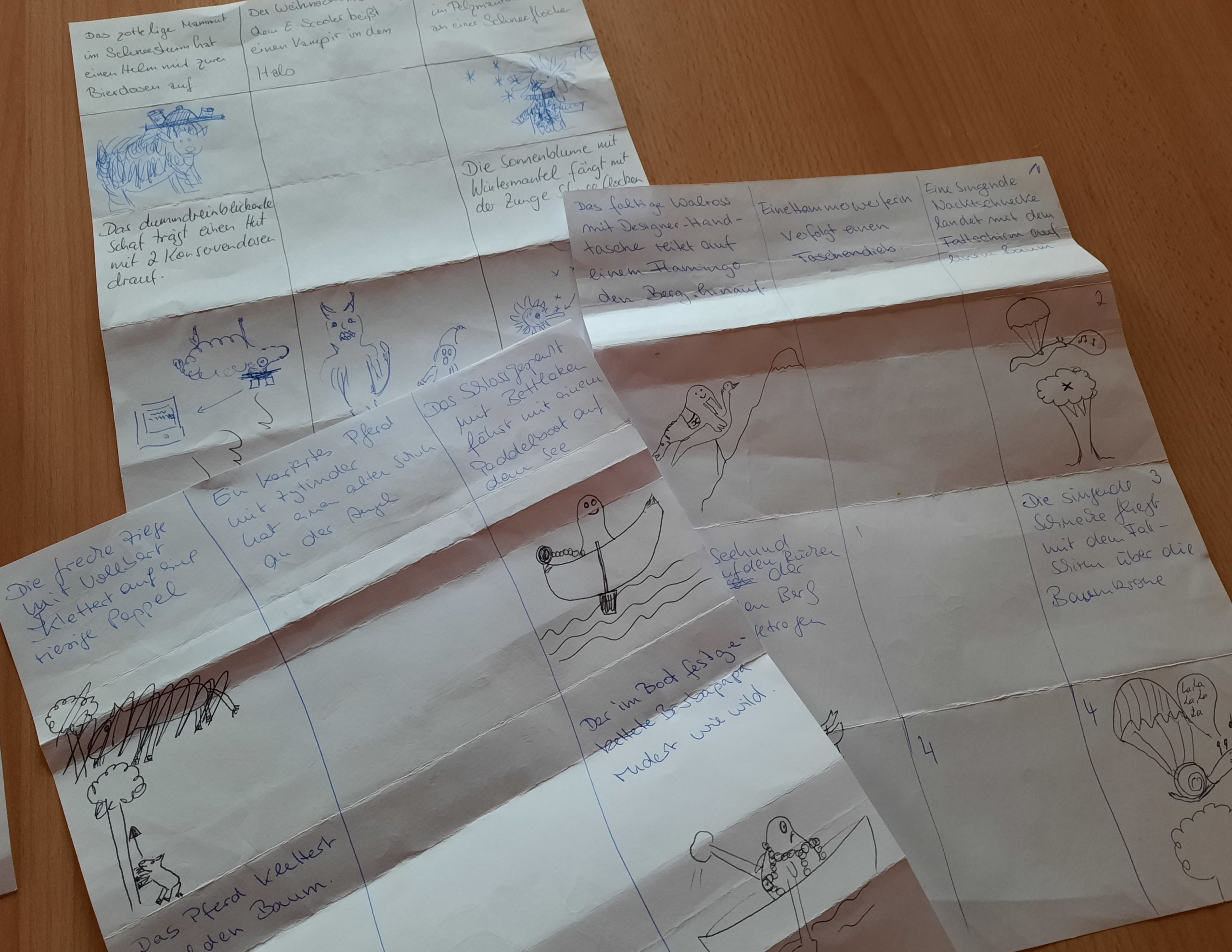 Drei Zettel mit lustigen Ergebnisse liegen auf dem Tisch.n